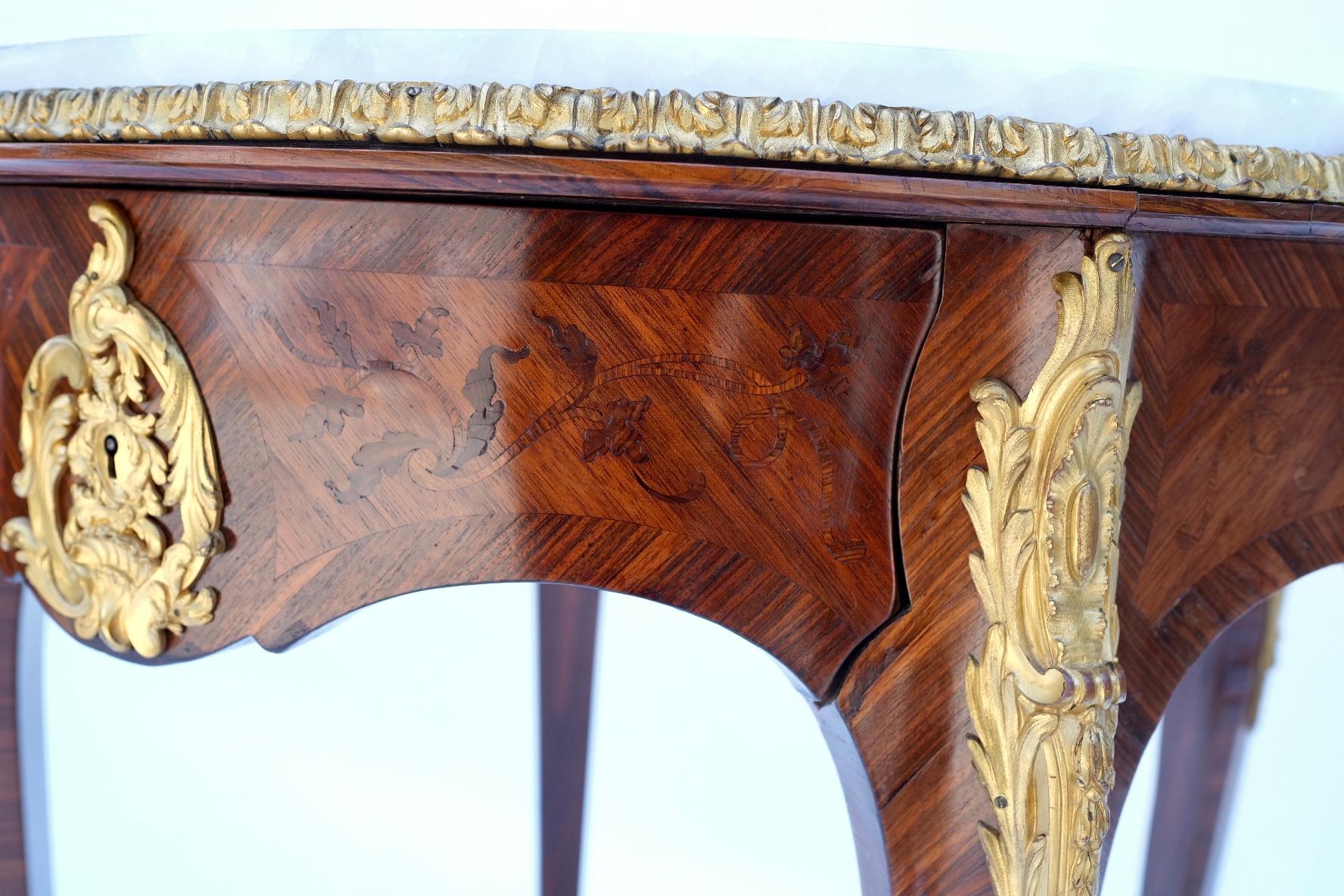Louis XVI Table française du 19ème siècle montée sur bronze avec tiroir en vente