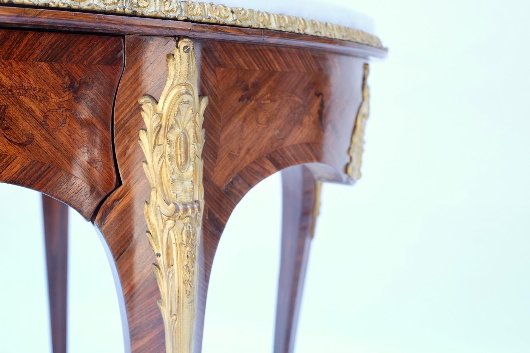 Français Table française du 19ème siècle montée sur bronze avec tiroir en vente
