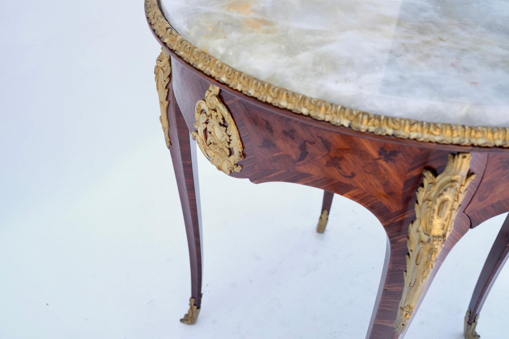 Cristal Table française du 19ème siècle montée sur bronze avec tiroir en vente