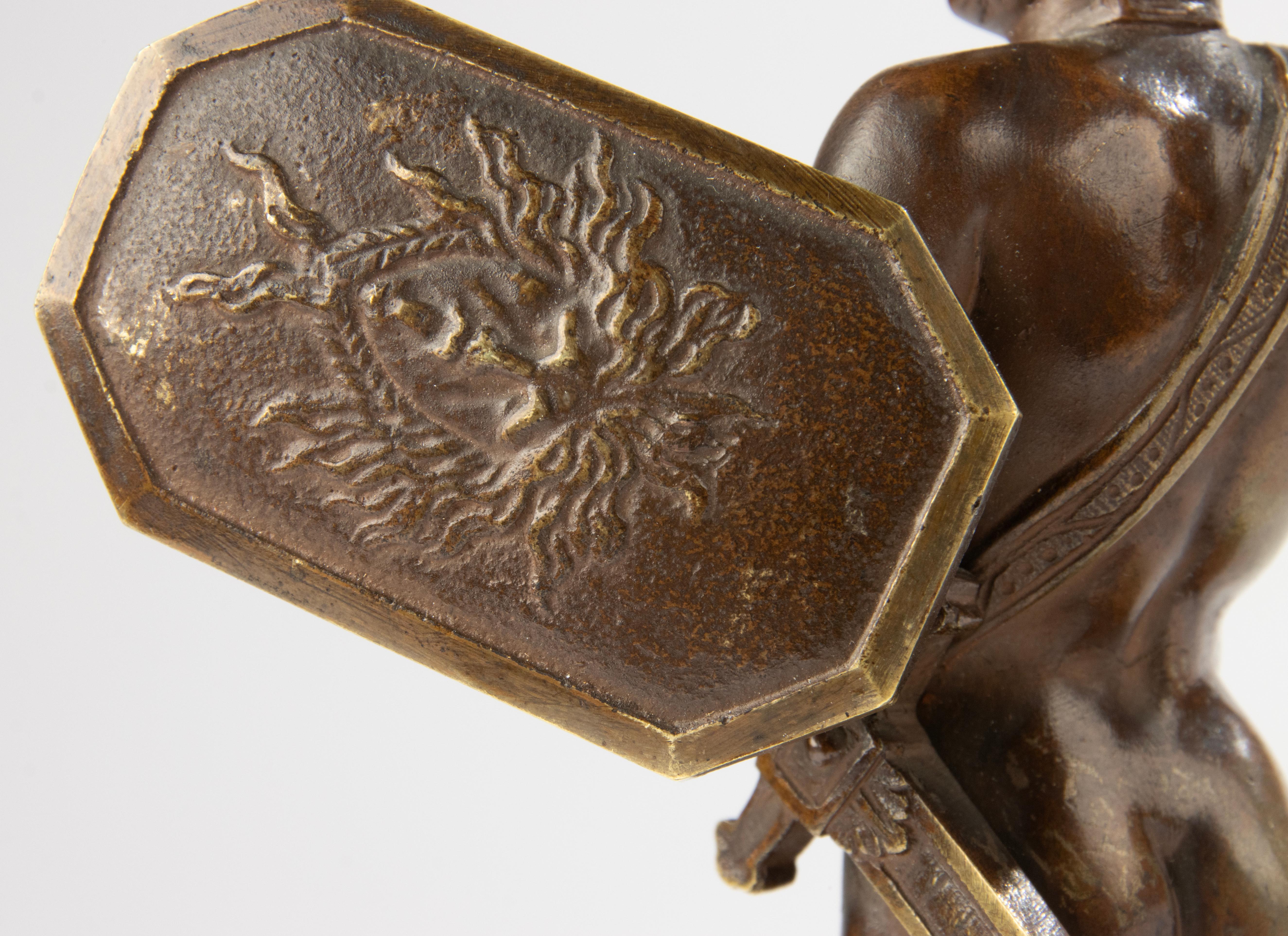 Bronze français du XIXe siècle représentant un guerrier grec classique - Base en marbre en vente 1