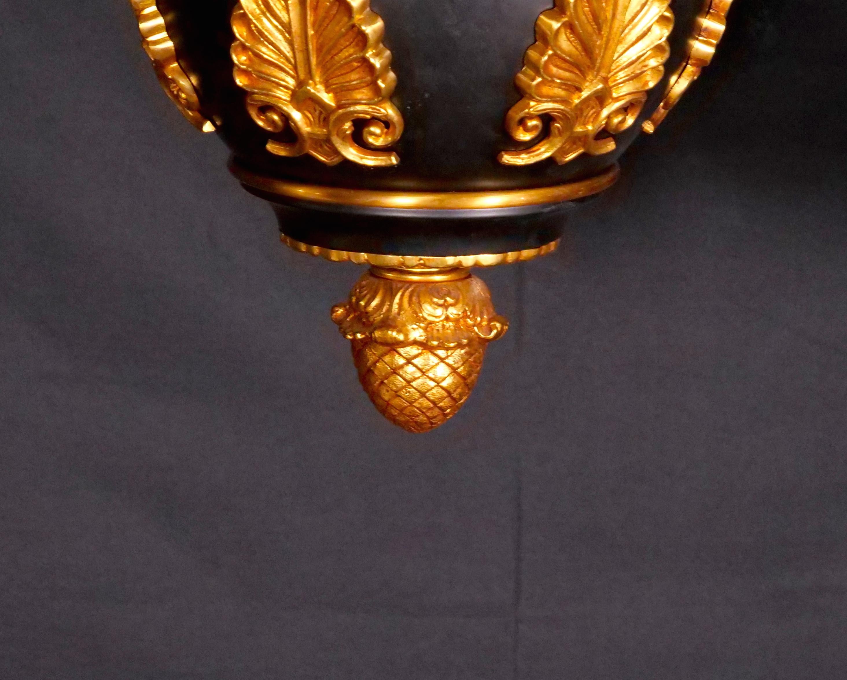 Französischer Bronze-Kronleuchter im Empire-Stil des 19. Jahrhunderts, Goldbronze-Montiert / patiniert (Radiert) im Angebot
