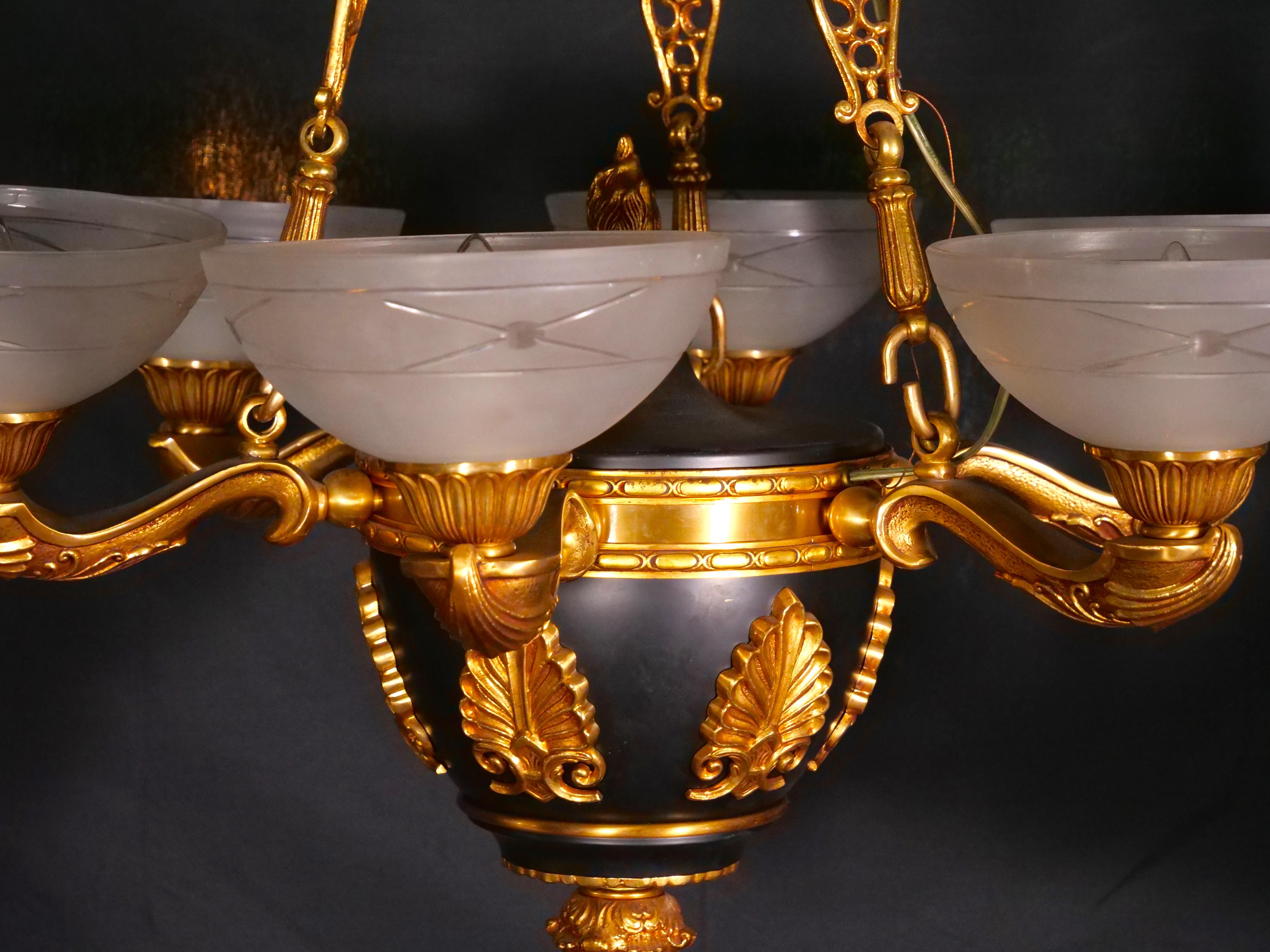 Lampadario in stile impero in bronzo francese del XIX secolo con montatura in ormolu e patinato In condizioni buone in vendita a Tarry Town, NY