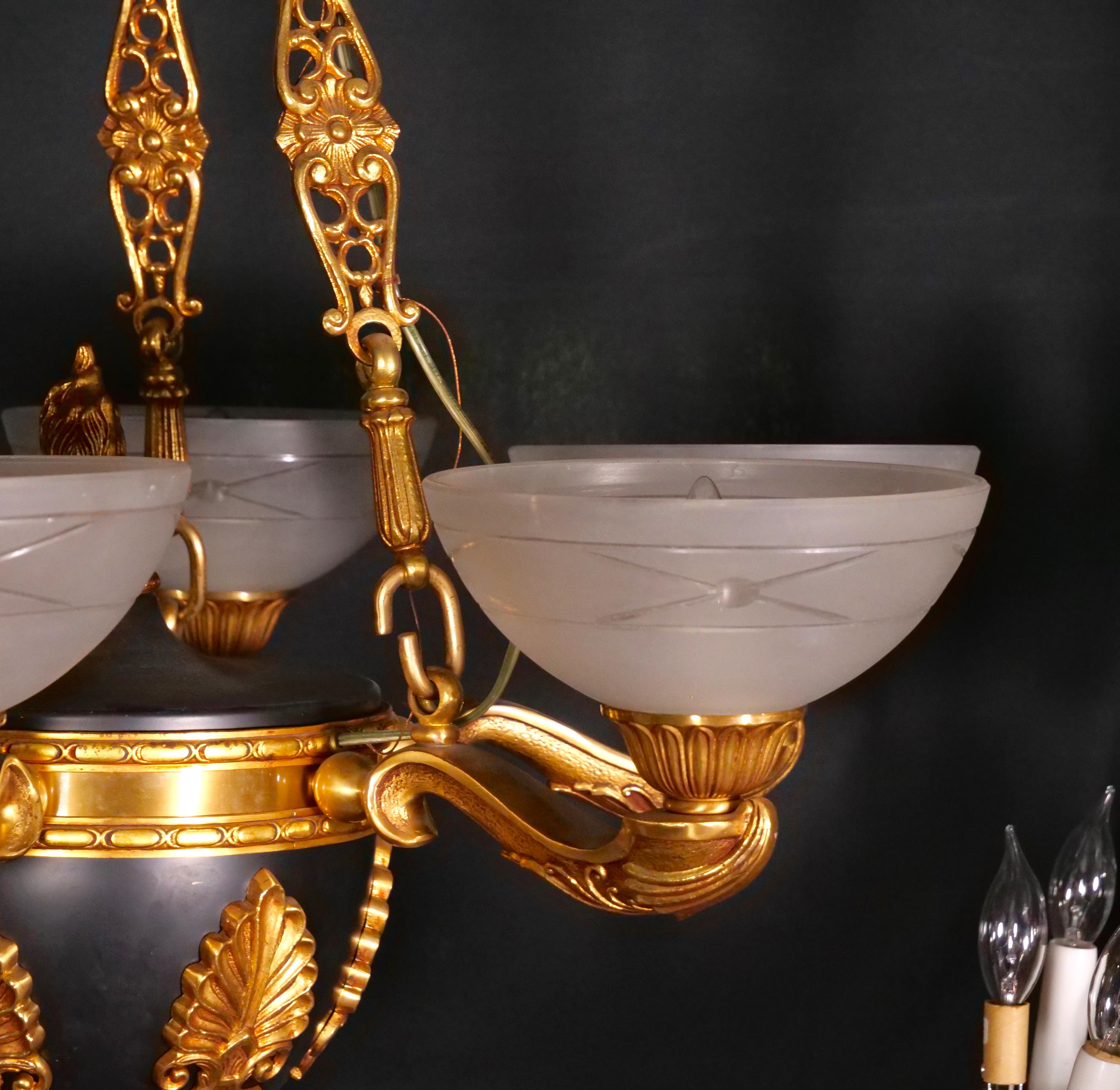 Metà XIX secolo Lampadario in stile impero in bronzo francese del XIX secolo con montatura in ormolu e patinato in vendita