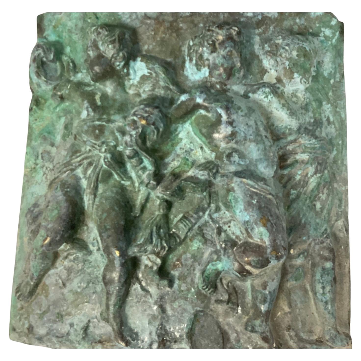 Schwere französische Bronzereliefplakette des 19. Jahrhunderts mit drei geflügelten tanzenden Engeln. Wunderbare Patina.