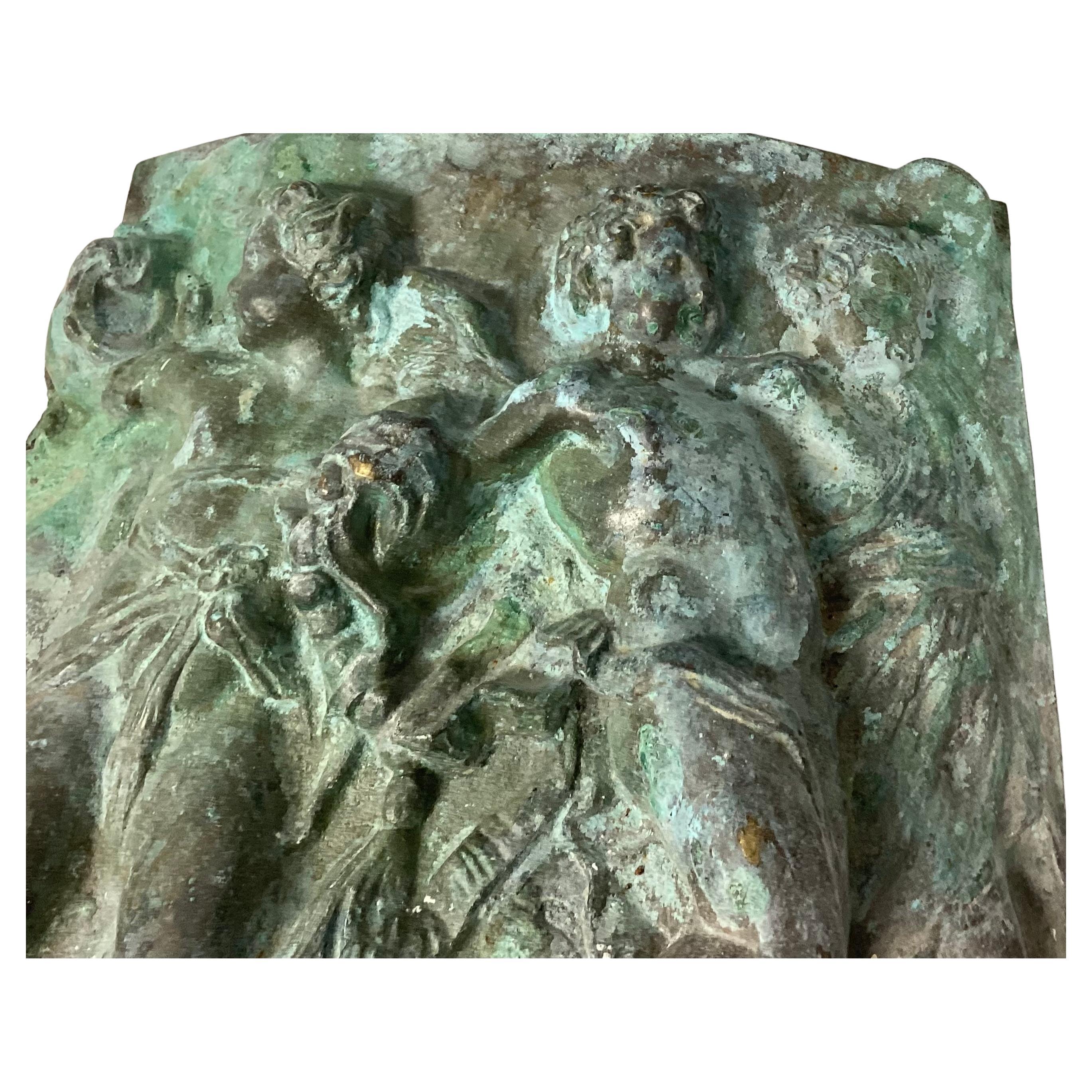 Bronze Plaque française du 19ème siècle en bronze représentant trois anges en vente