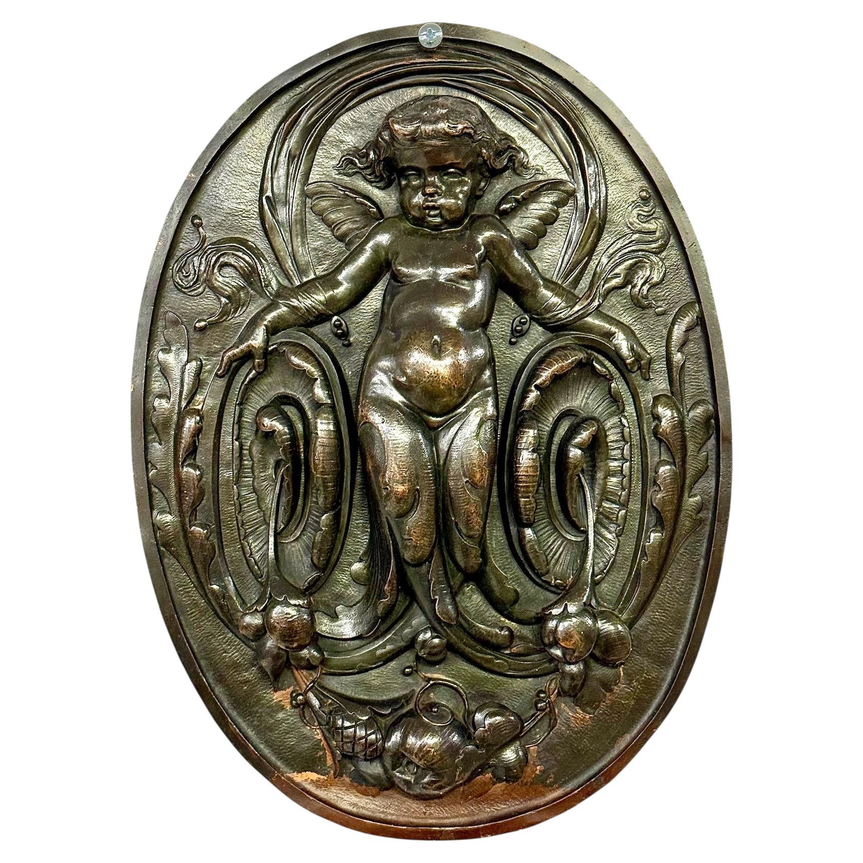 Plaque en bronze français du XIXe siècle avec putto ailé et acanthe en vente