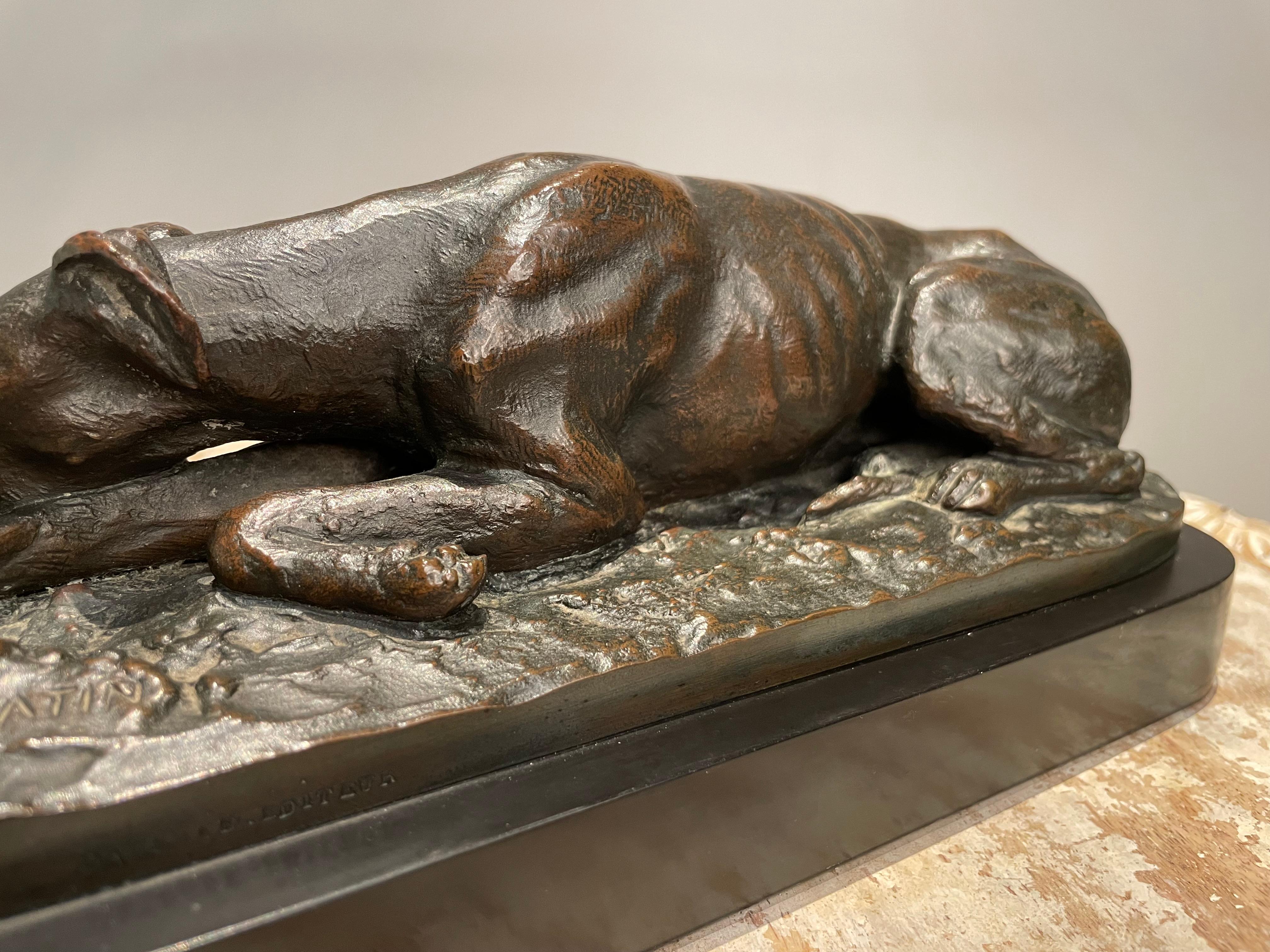 XIXe siècle Lévrier couché en bronze français du 19ème siècle par Christopher Fratin, 1801-1864 en vente