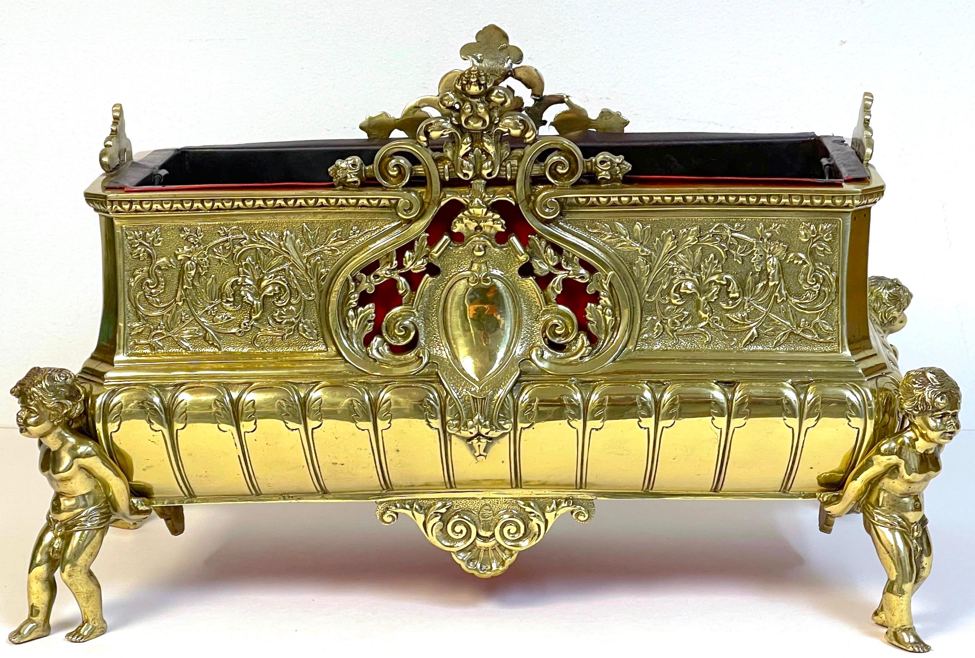 Bronzo Jardinière/Planter francese del XIX secolo in bronzo e smalto rosso con motivi di putti figurativi in vendita
