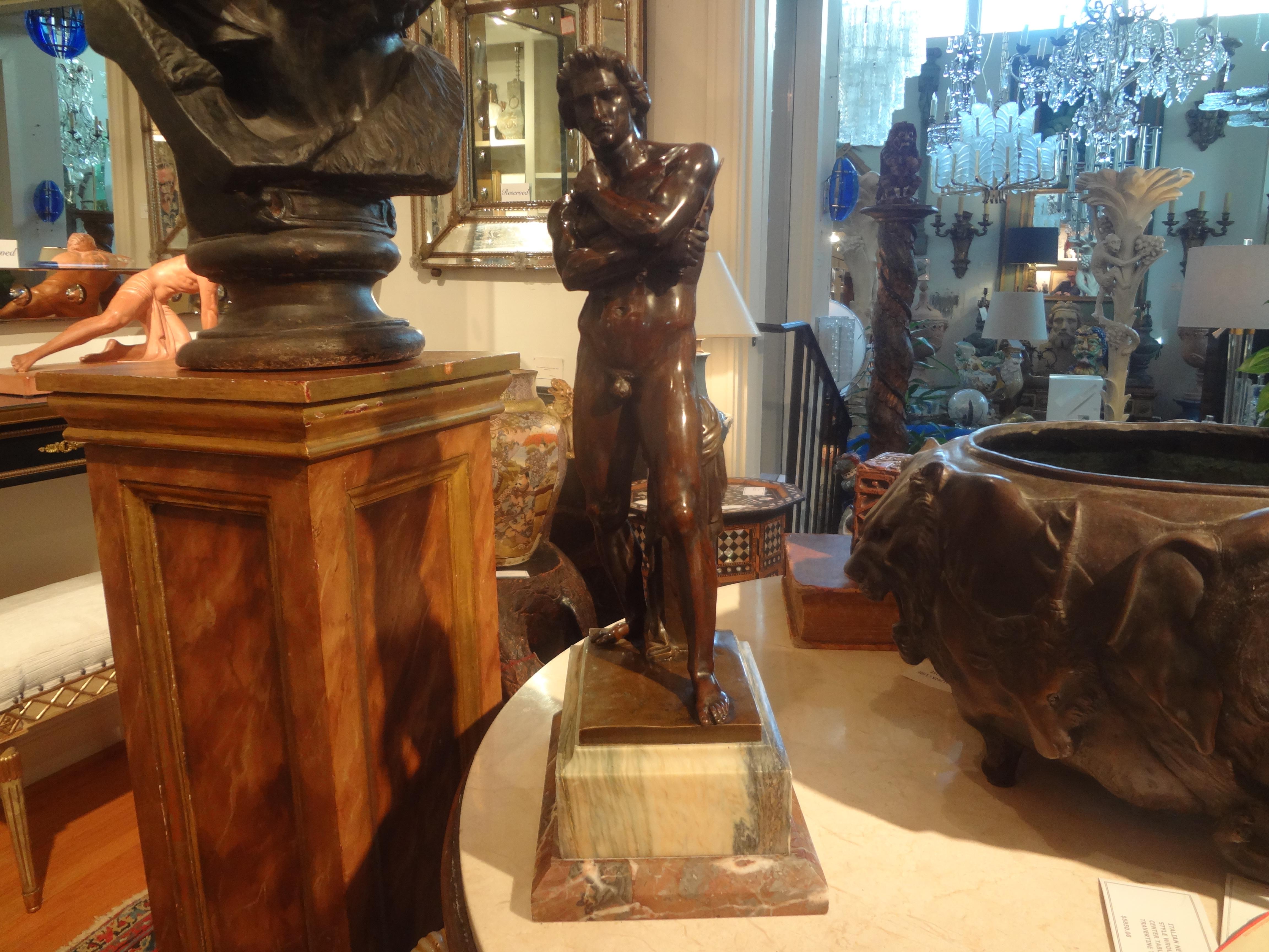 19. Jahrhundert Französisch Bronze-Skulptur eines klassischen griechischen.
Diese beeindruckende antike französische Bronzeskulptur zeigt eine stattliche männliche Figur, die ein Schwert hält.
Unsere klassische französische Bronzeskulptur aus dem