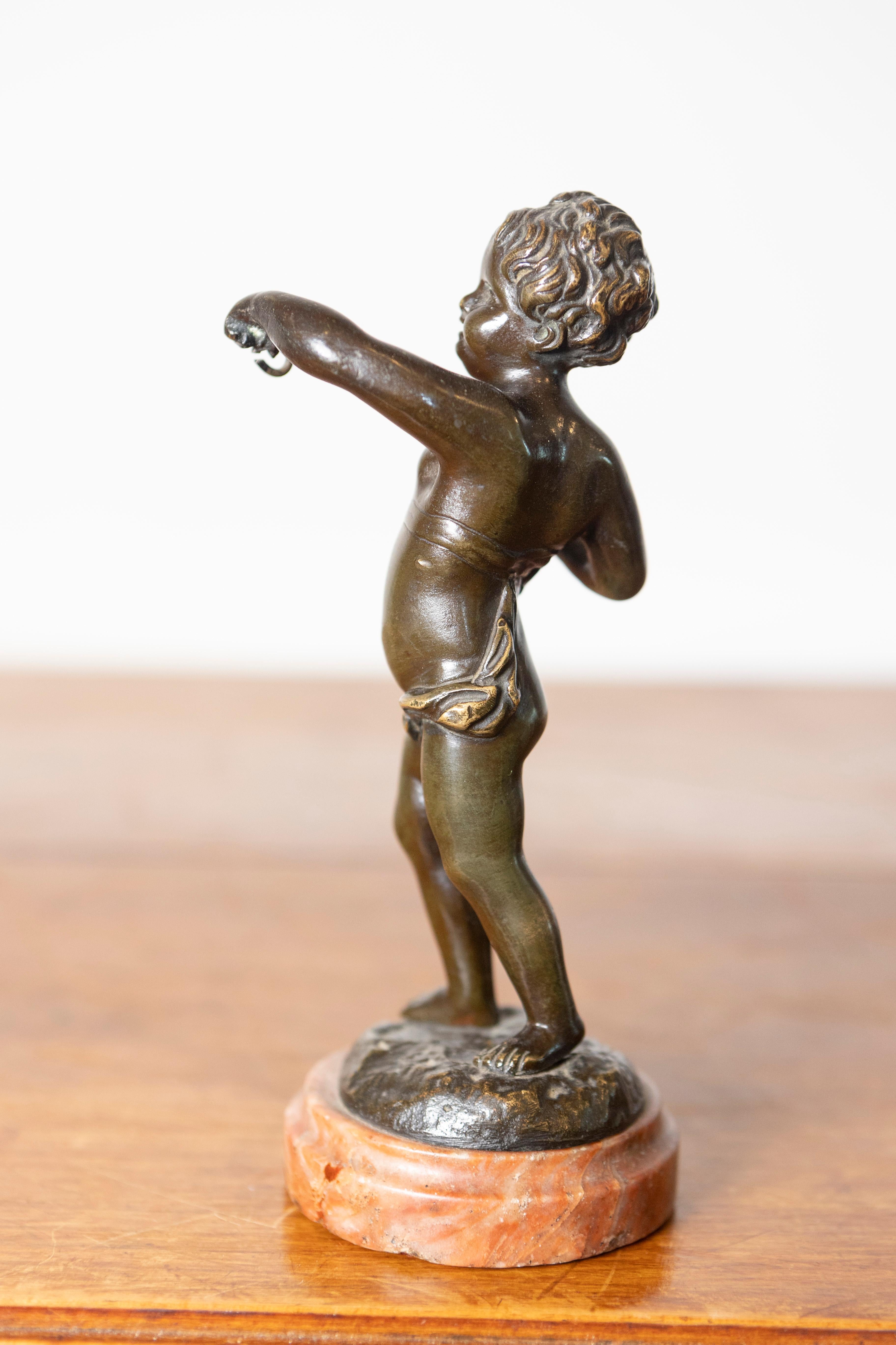 Francese Scultura in bronzo francese del XIX secolo raffigurante un cherubino di Clodion in vendita
