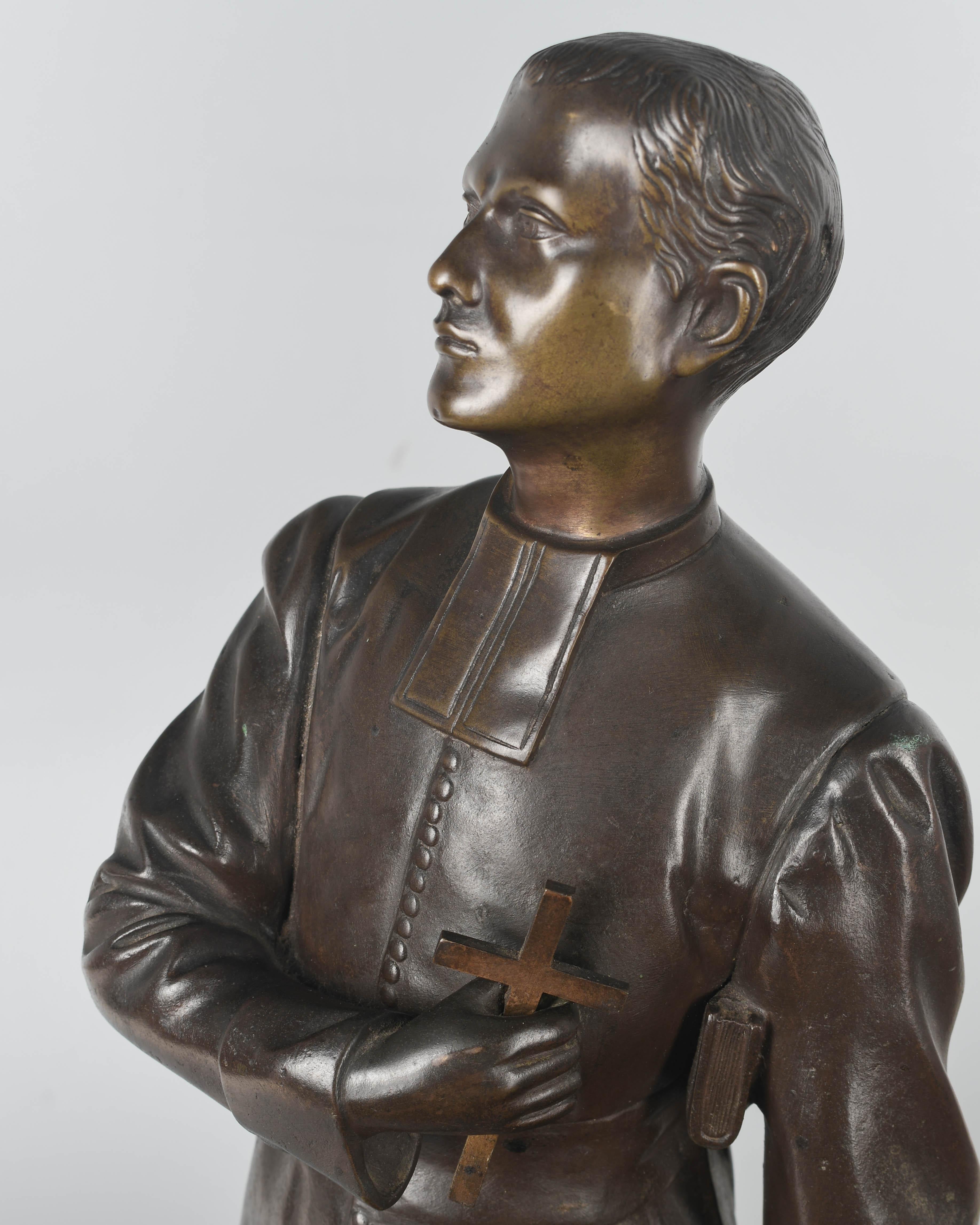 Sculpture française d'un prêtre du 19ème siècle en vente 5