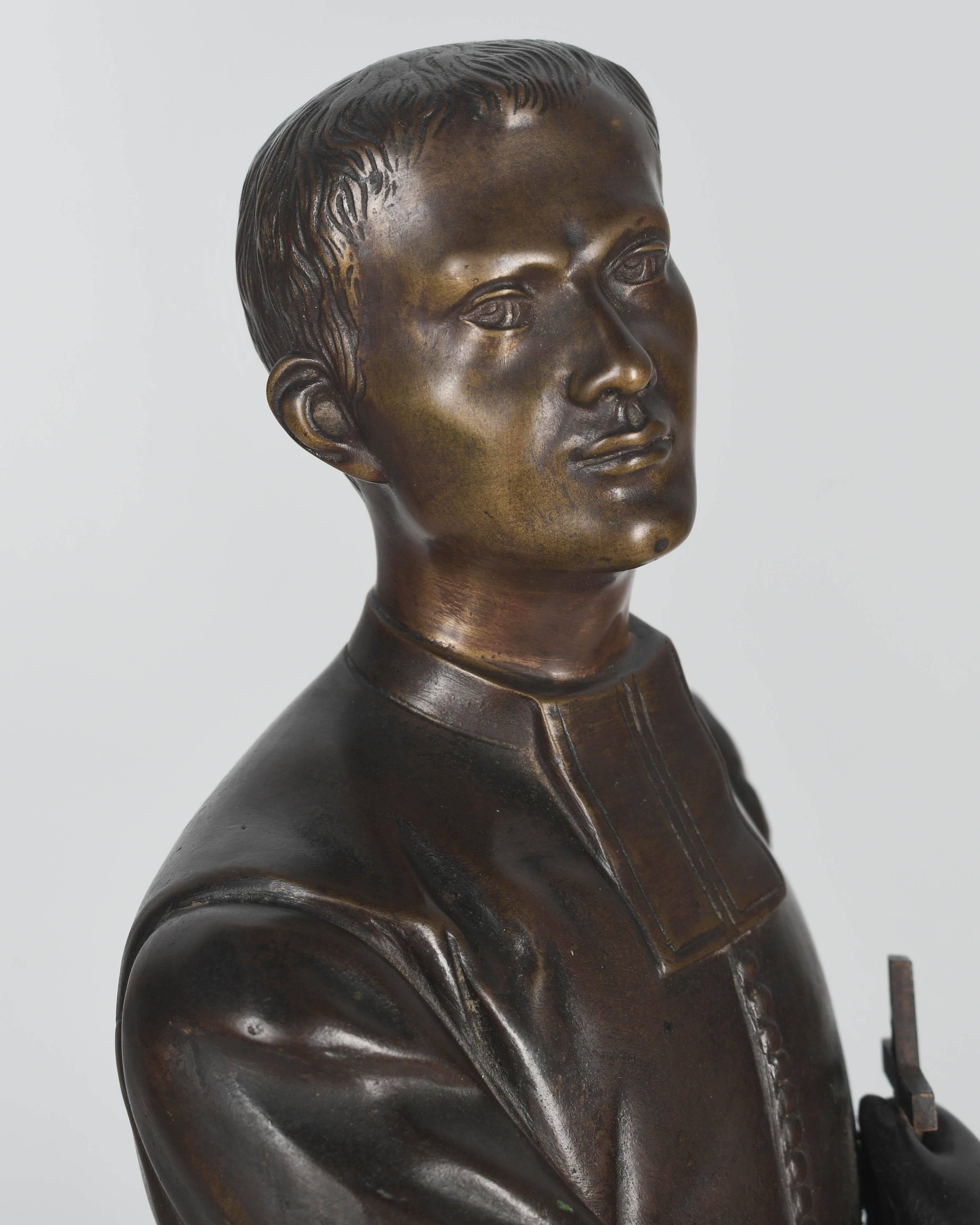 Sculpture française d'un prêtre du 19ème siècle en vente 7