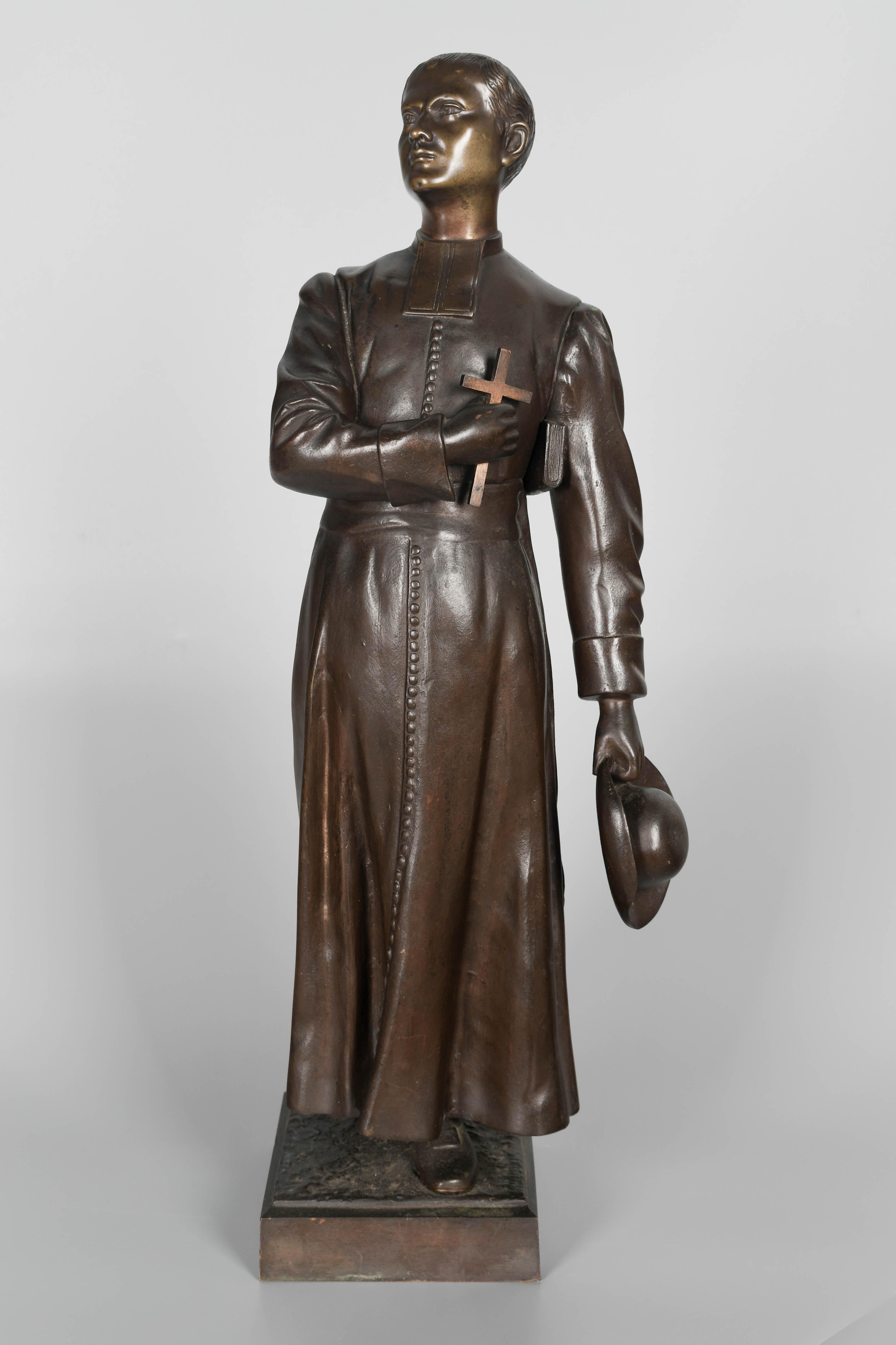 Statue en bronze français du XIXe siècle représentant un prêtre catholique. Fonte fine et belle patine. Signé sur la base : Gaulois
Poids : 22 Lbs
Dimensions : 20 