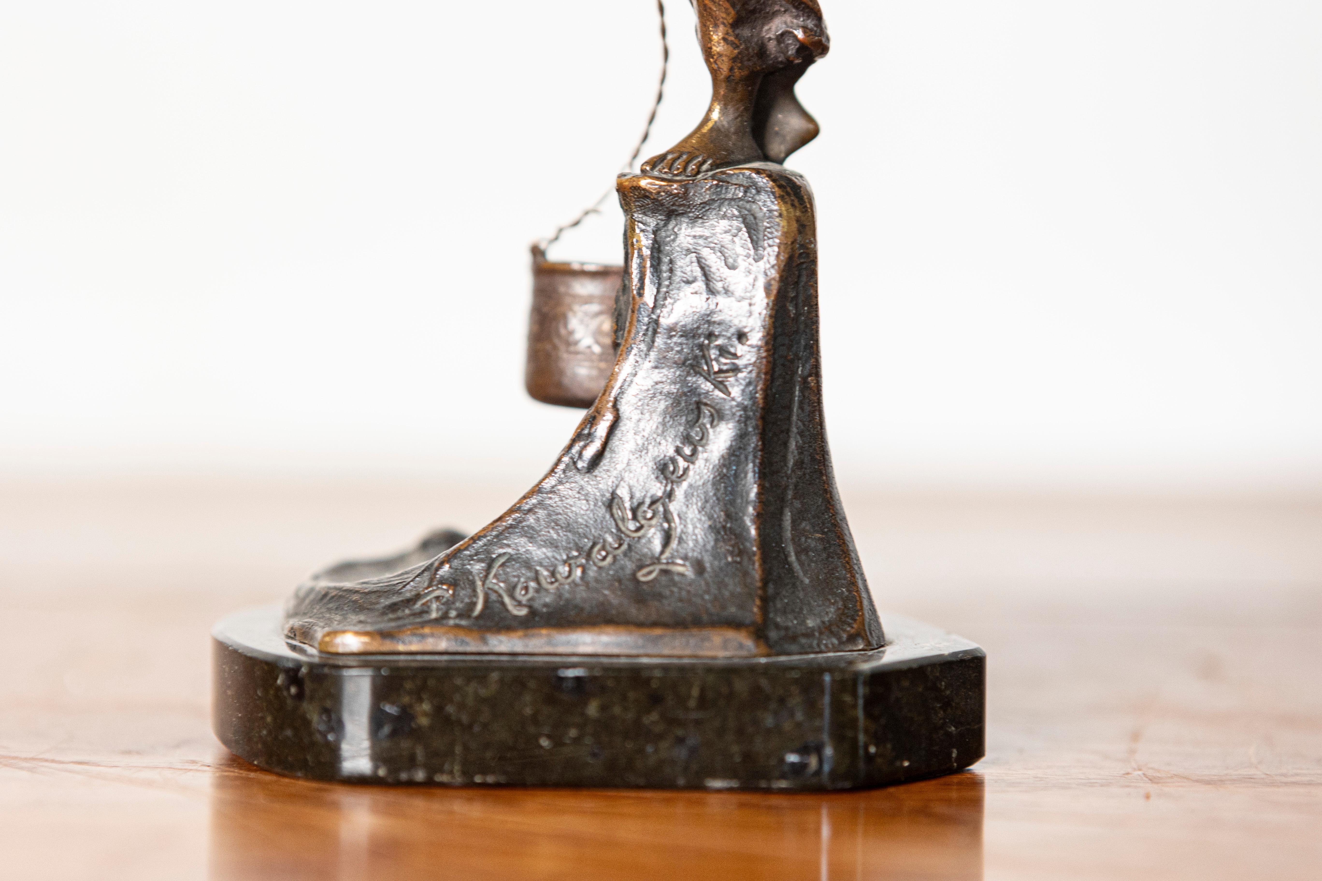 Francese Scultura in bronzo francese del XIX secolo raffigurante un portatore d'acqua in vendita