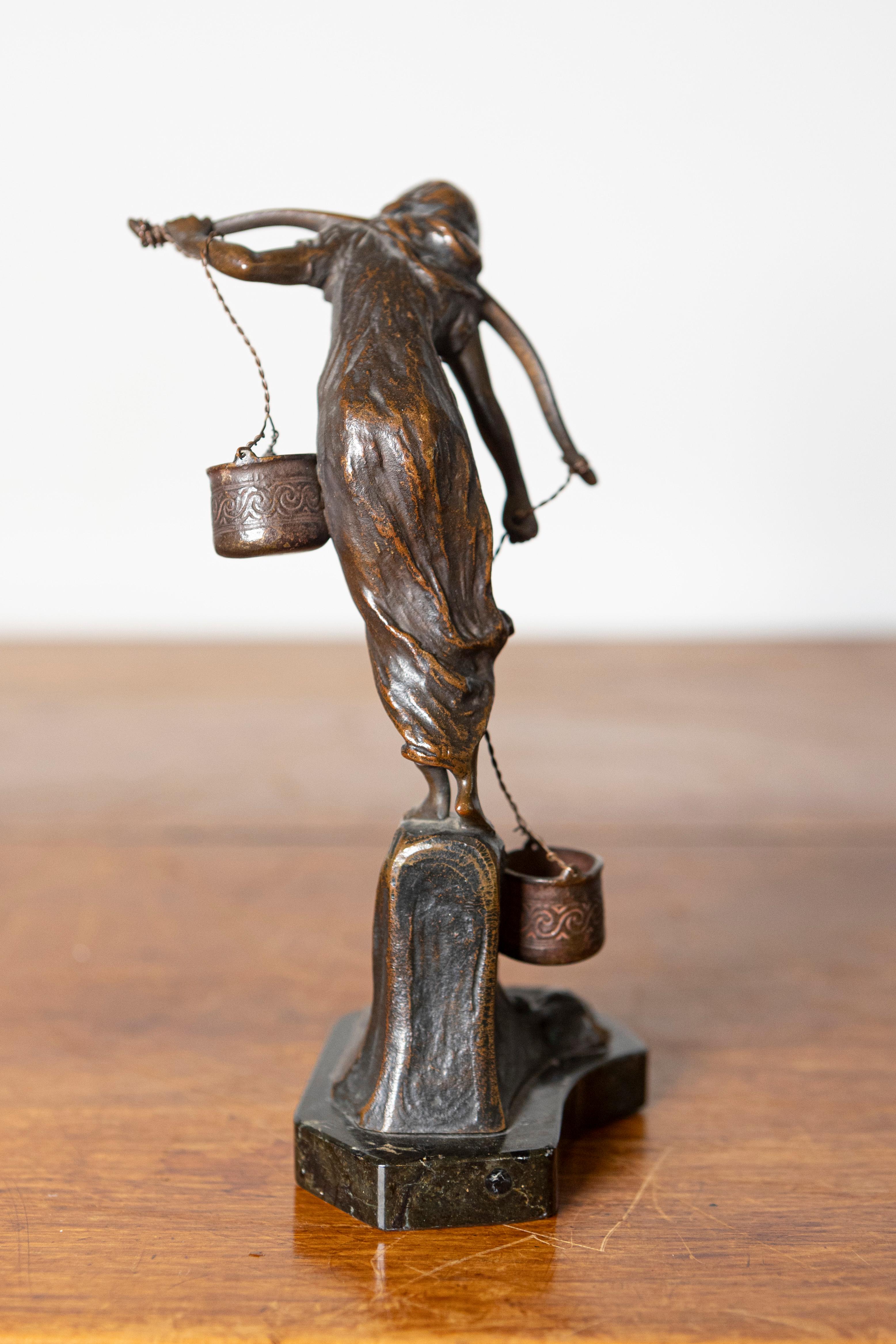 Scultura in bronzo francese del XIX secolo raffigurante un portatore d'acqua in vendita 1