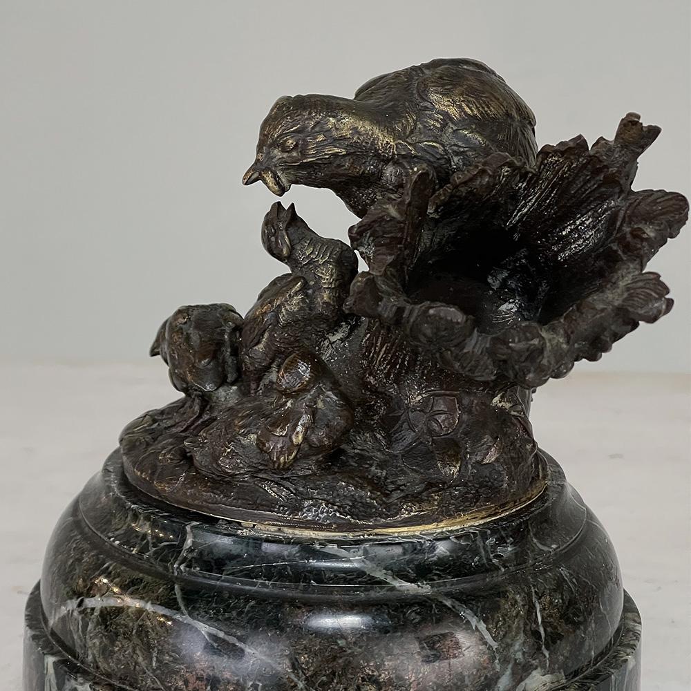 Bronzo Scultura in bronzo francese del XIX secolo raffigurante una quaglia in nido su una base di marmo in vendita