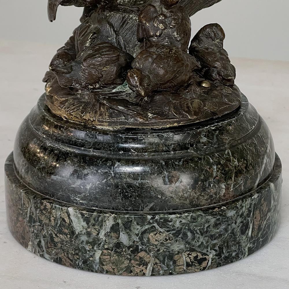 Sculpture française du 19ème siècle en bronze d'une caille gigogne sur socle en marbre en vente 3