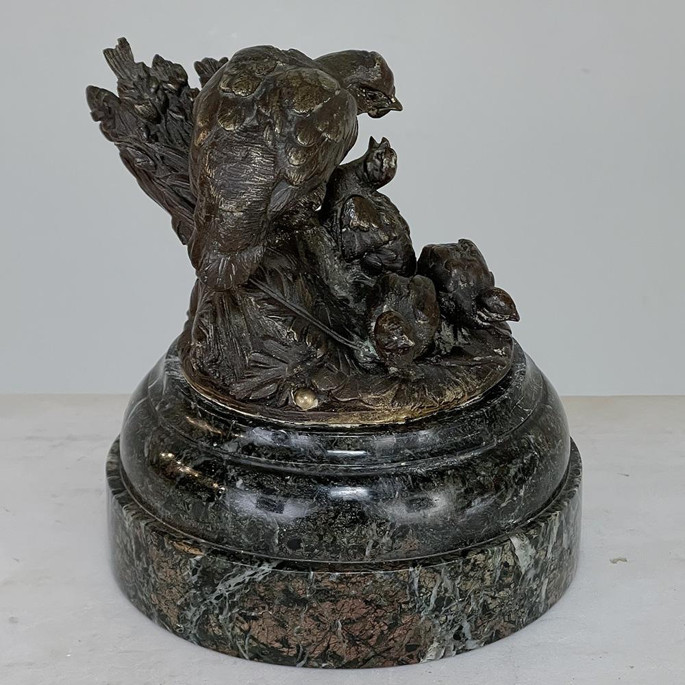 Französische Bronzeskulptur eines verschachtelten Schildes aus dem 19. Jahrhundert auf Marmorsockel (Belle Époque) im Angebot
