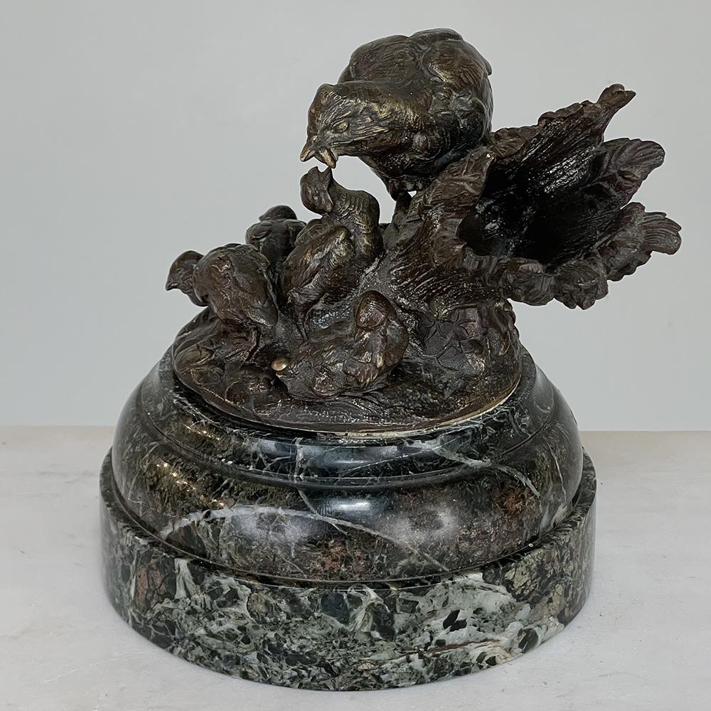 Fait main Sculpture française du 19ème siècle en bronze d'une caille gigogne sur socle en marbre en vente