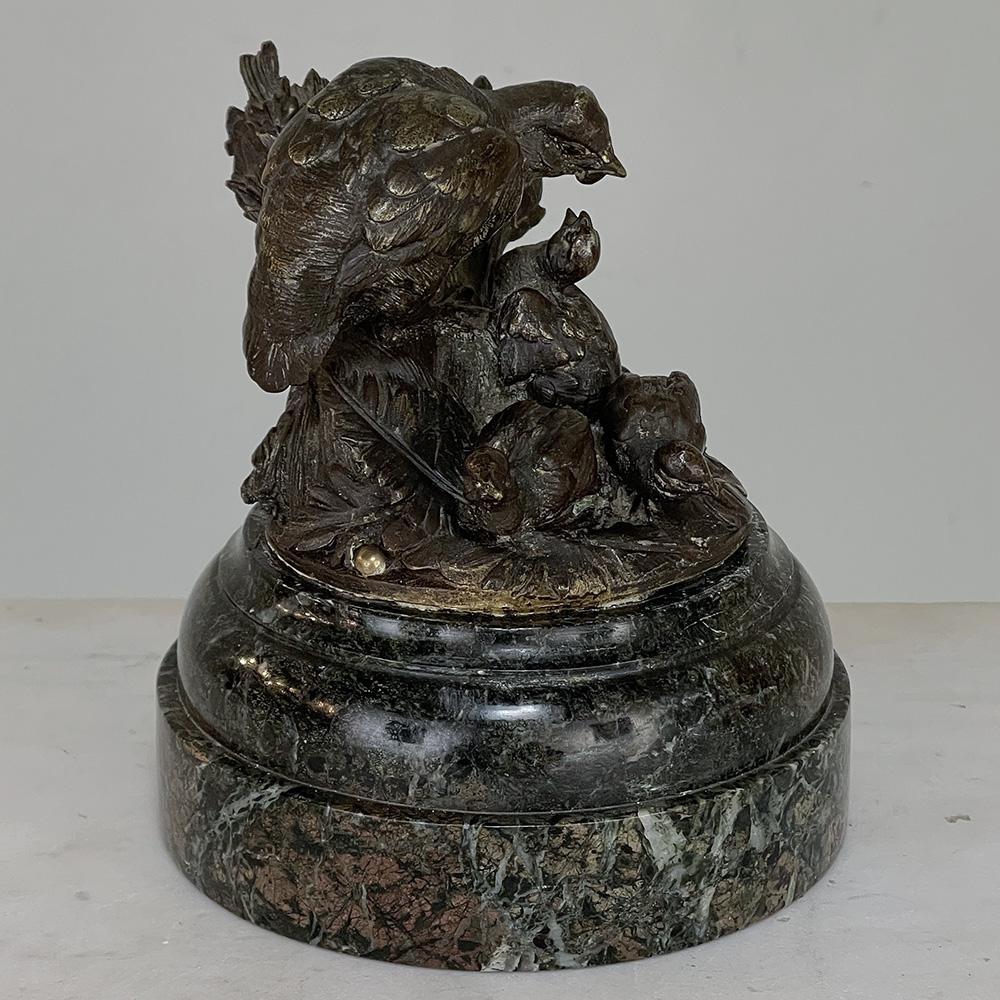 Sculpture française du 19ème siècle en bronze d'une caille gigogne sur socle en marbre Bon état - En vente à Dallas, TX
