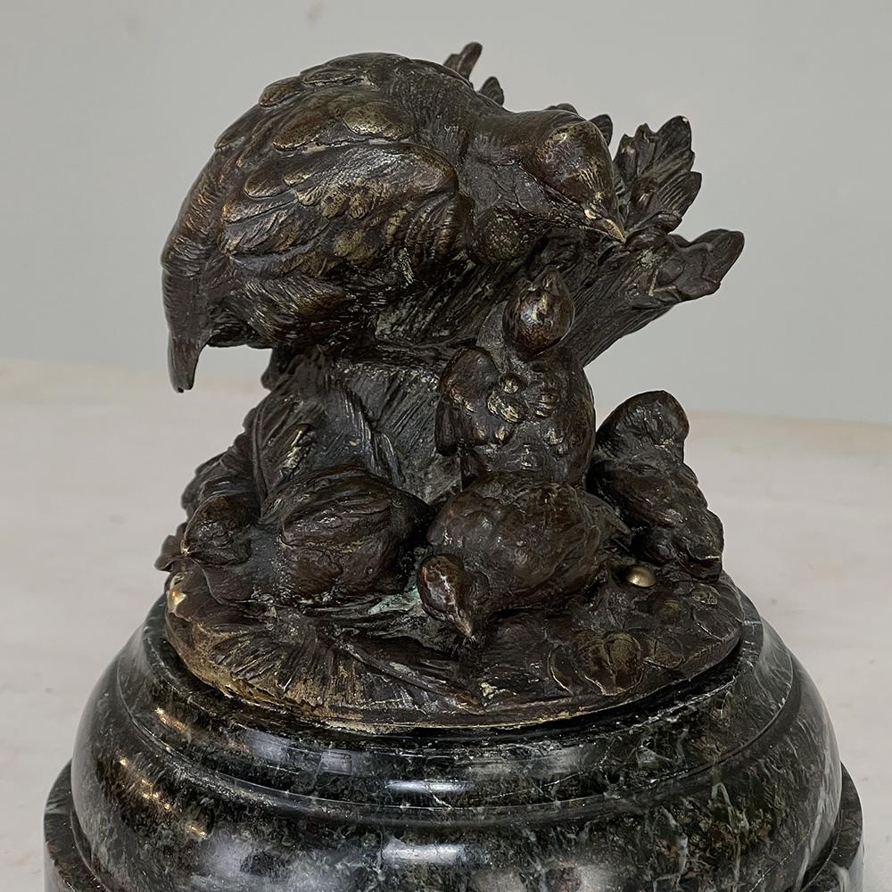 Sculpture française du 19ème siècle en bronze d'une caille gigogne sur socle en marbre en vente 1