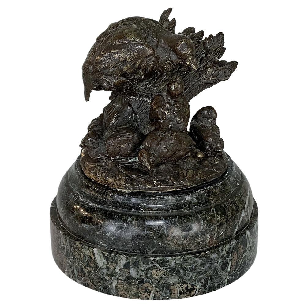 Sculpture française du 19ème siècle en bronze d'une caille gigogne sur socle en marbre en vente