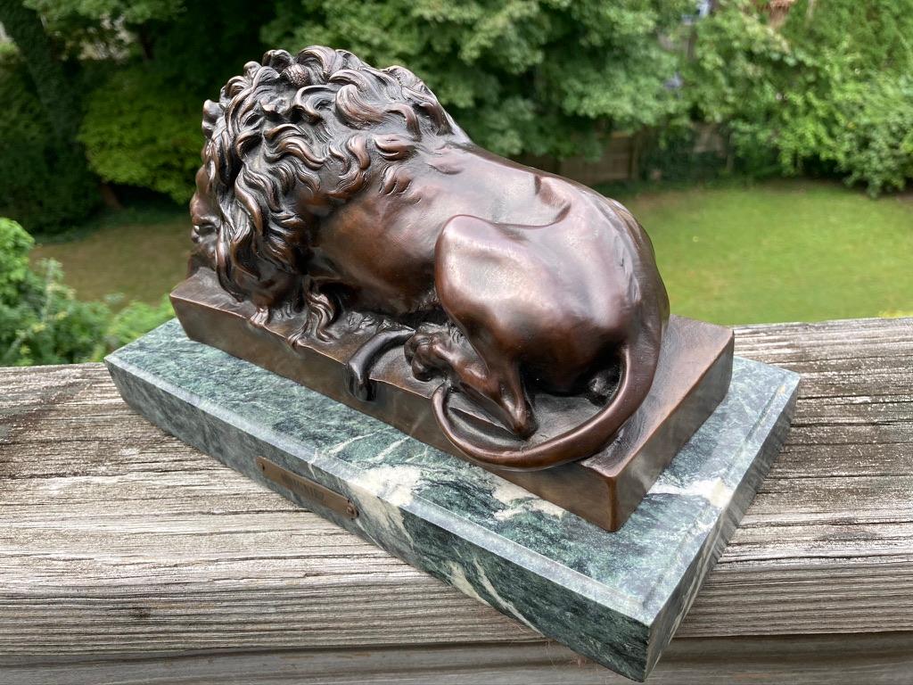sculpture française du 19ème siècle en bronze représentant un lion endormi par Jules Moigniez 4