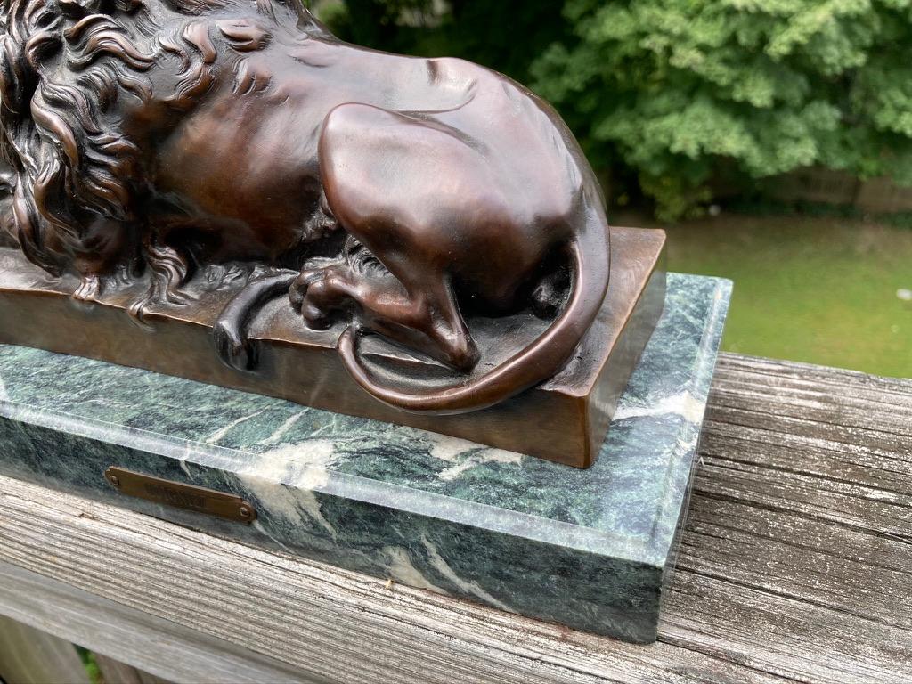 sculpture française du 19ème siècle en bronze représentant un lion endormi par Jules Moigniez 5