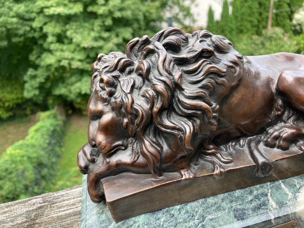 sculpture française du 19ème siècle en bronze représentant un lion endormi par Jules Moigniez 9