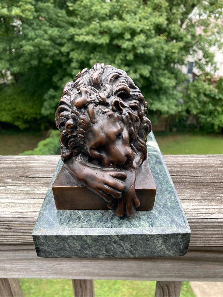 Français sculpture française du 19ème siècle en bronze représentant un lion endormi par Jules Moigniez