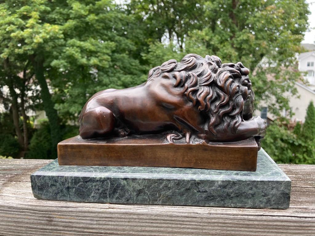 XIXe siècle sculpture française du 19ème siècle en bronze représentant un lion endormi par Jules Moigniez