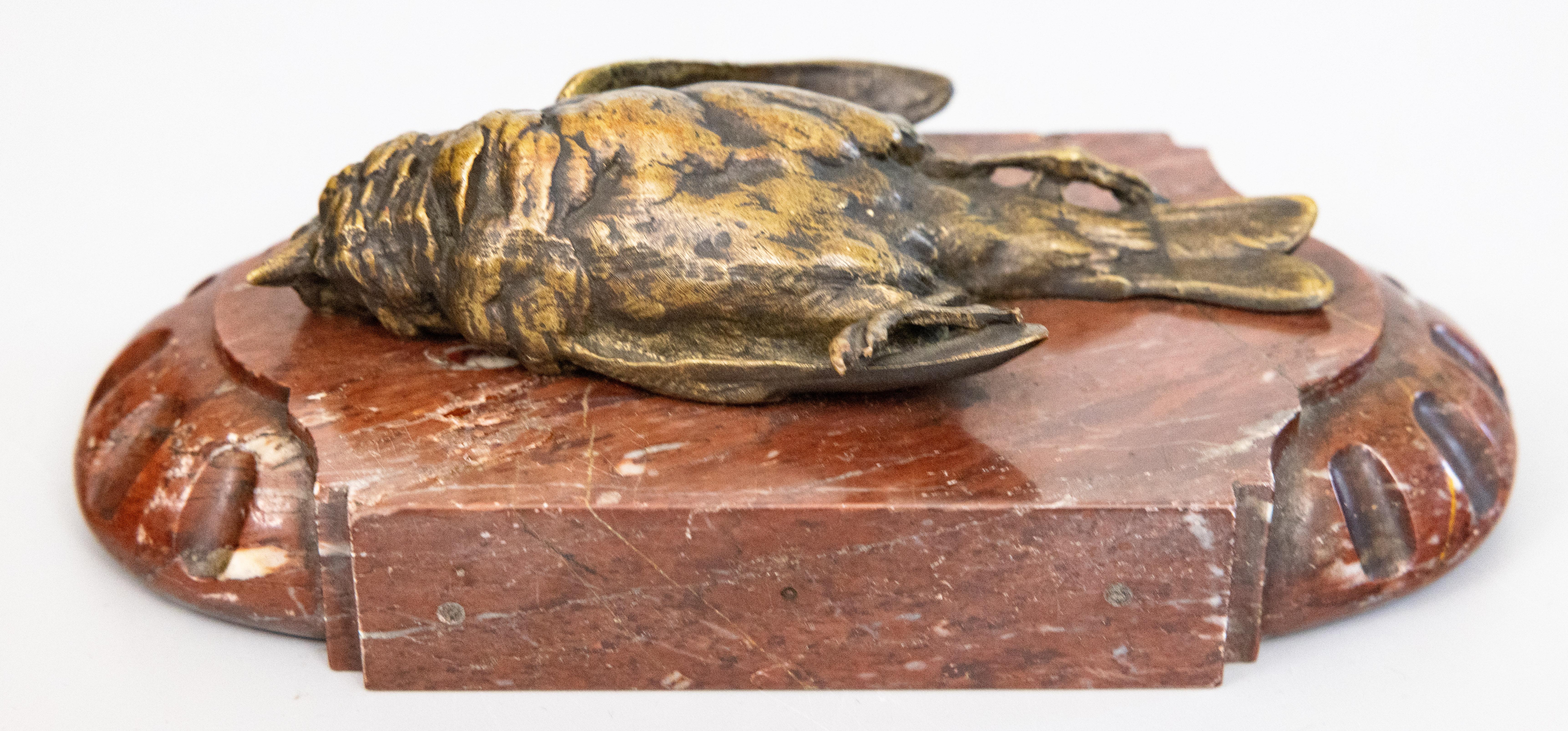 Antico fermacarte/trofeo di caccia per uccelli del XIX secolo in bronzo cesellato e patinato su base di marmo, secondo Comolera. Montato su marmo rosso. 