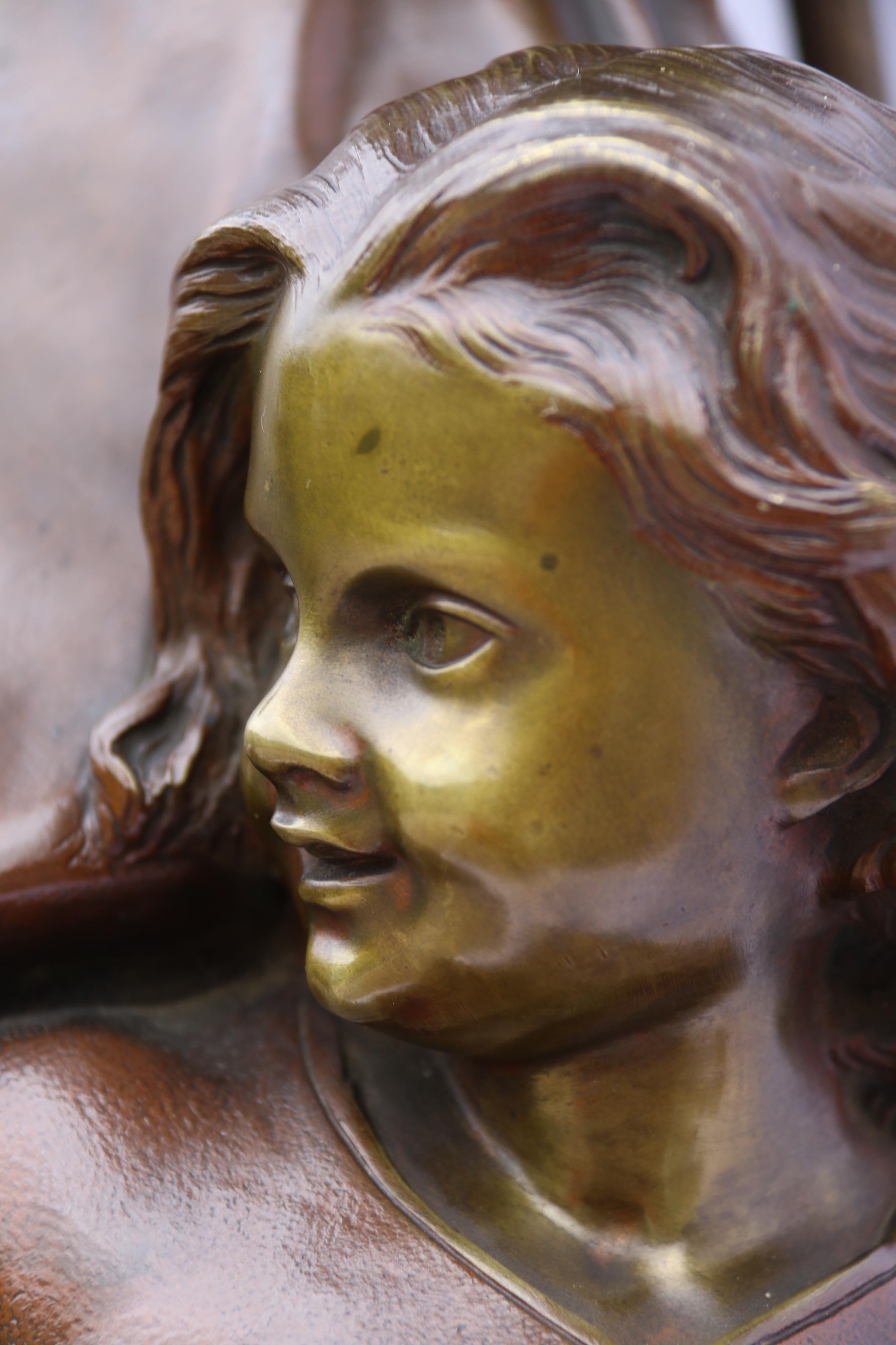 Étude en bronze du XIXe siècle représentant une mère et sa fille par Lucien Madrassi en vente 3