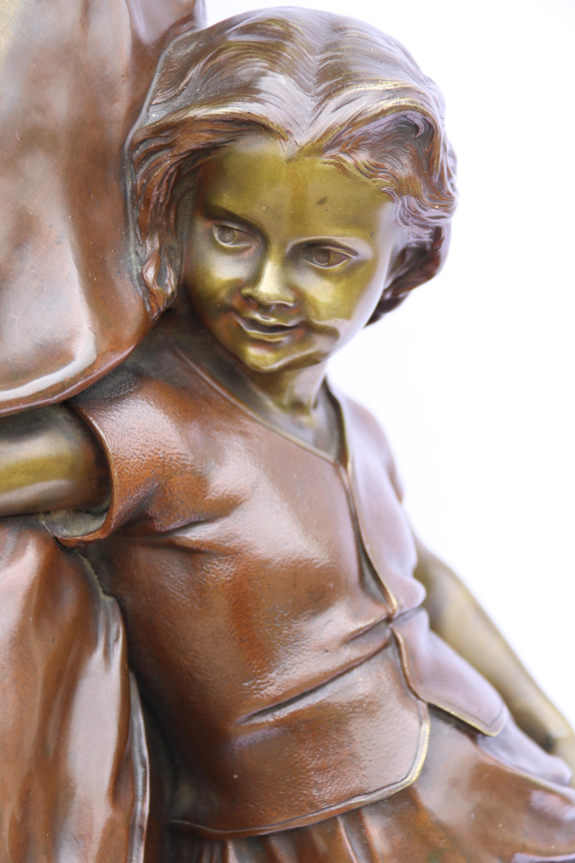 Une très grande et importante étude en bronze d'une mère et de sa fille par Lucien Madrassi (1849 -1919)

Cette grande étude en bronze de grande qualité est une œuvre du célèbre artiste et sculpteur italien Lucien Madrassi (1849 - 1919). Né en