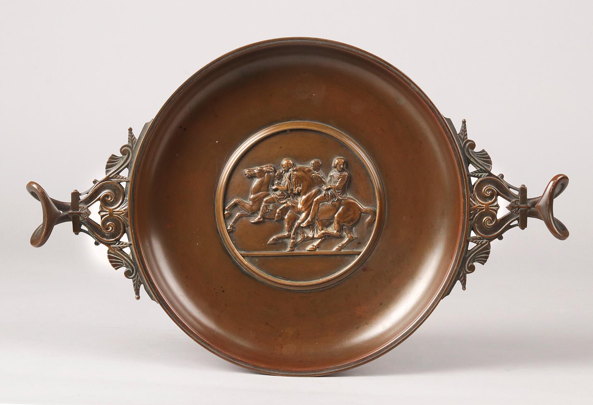 A Roman-classical style decorative bowl, cast in bronze, brown patinated finish. This antique coupe is signed by Ferdinand Barbedienne (France, 1810-1892). In the center a depiction of horse riders from the classical Roman era. The bottom is also