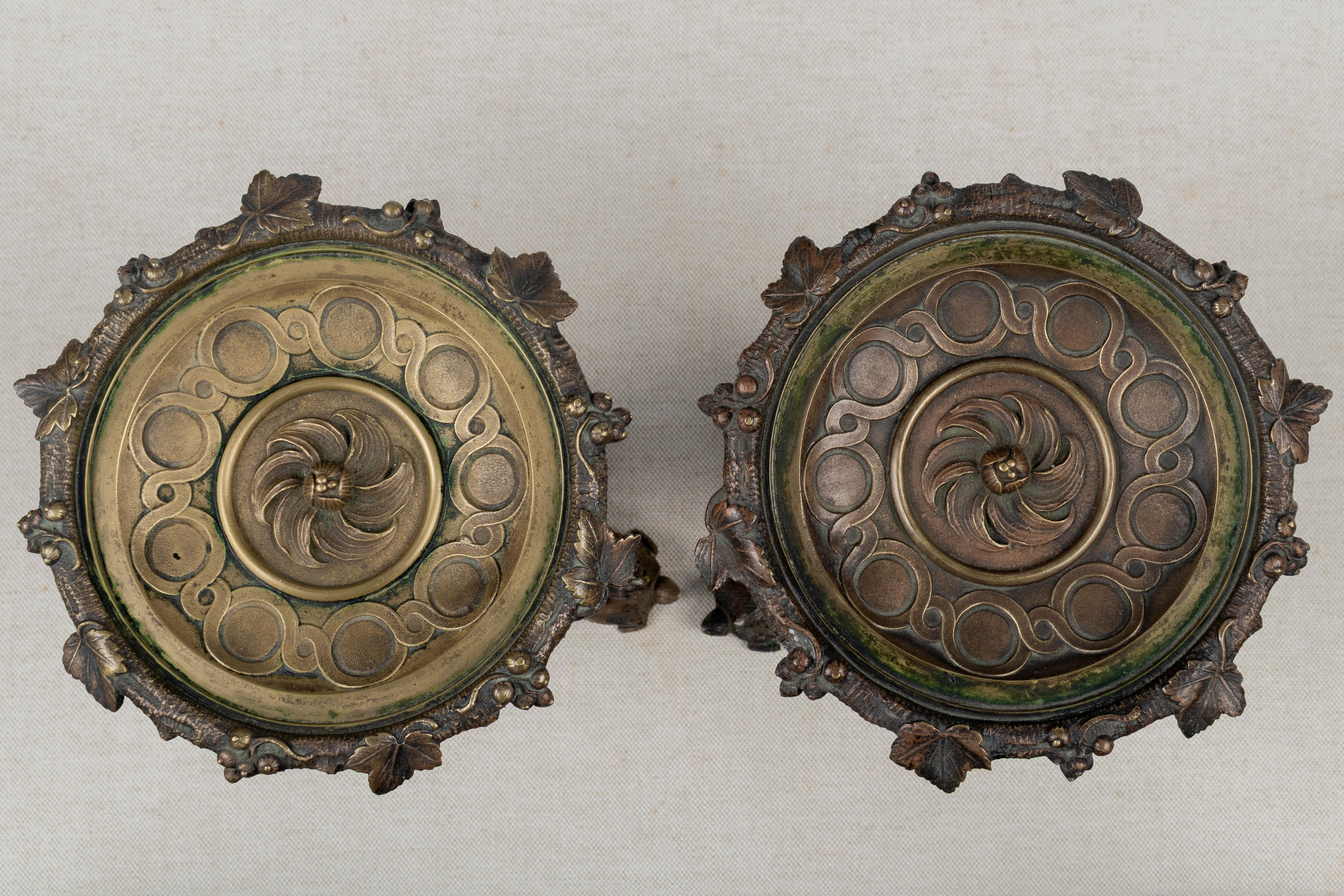 Paire de Tazza en bronze français du 19e siècle en vente 4