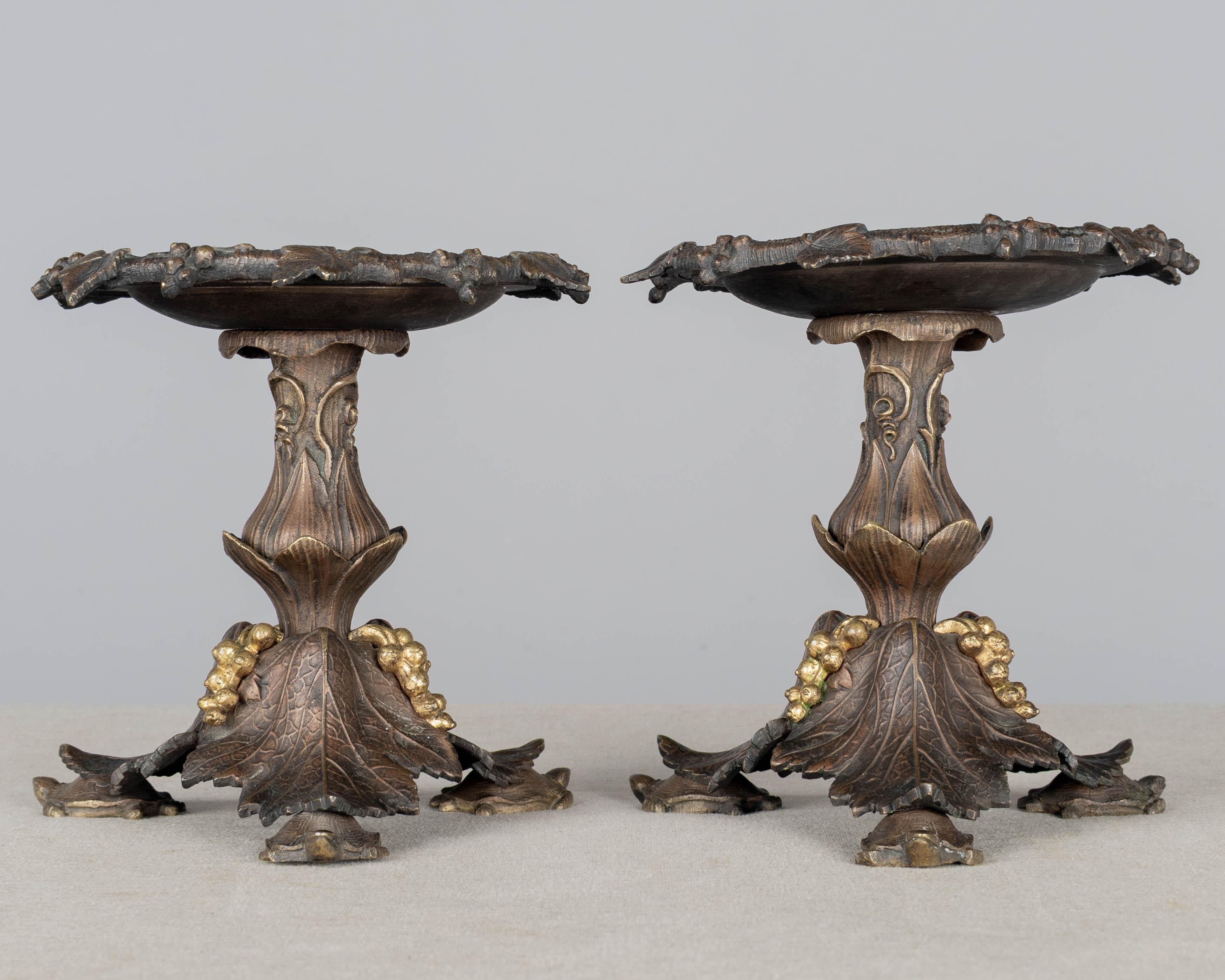 Paire de Tazza en bronze français du 19e siècle en vente 8