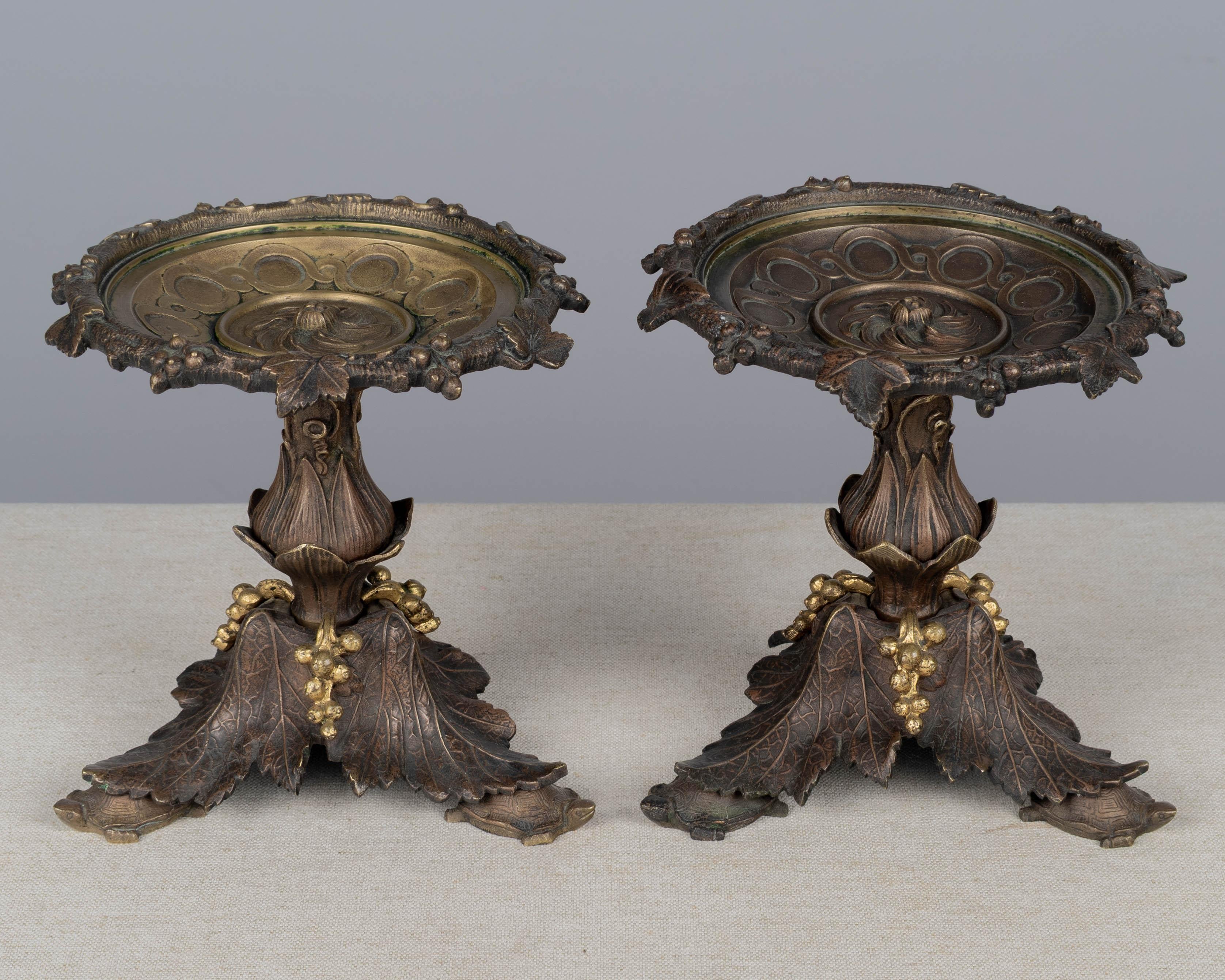 Paire de Tazza en bronze français du 19e siècle en vente 3