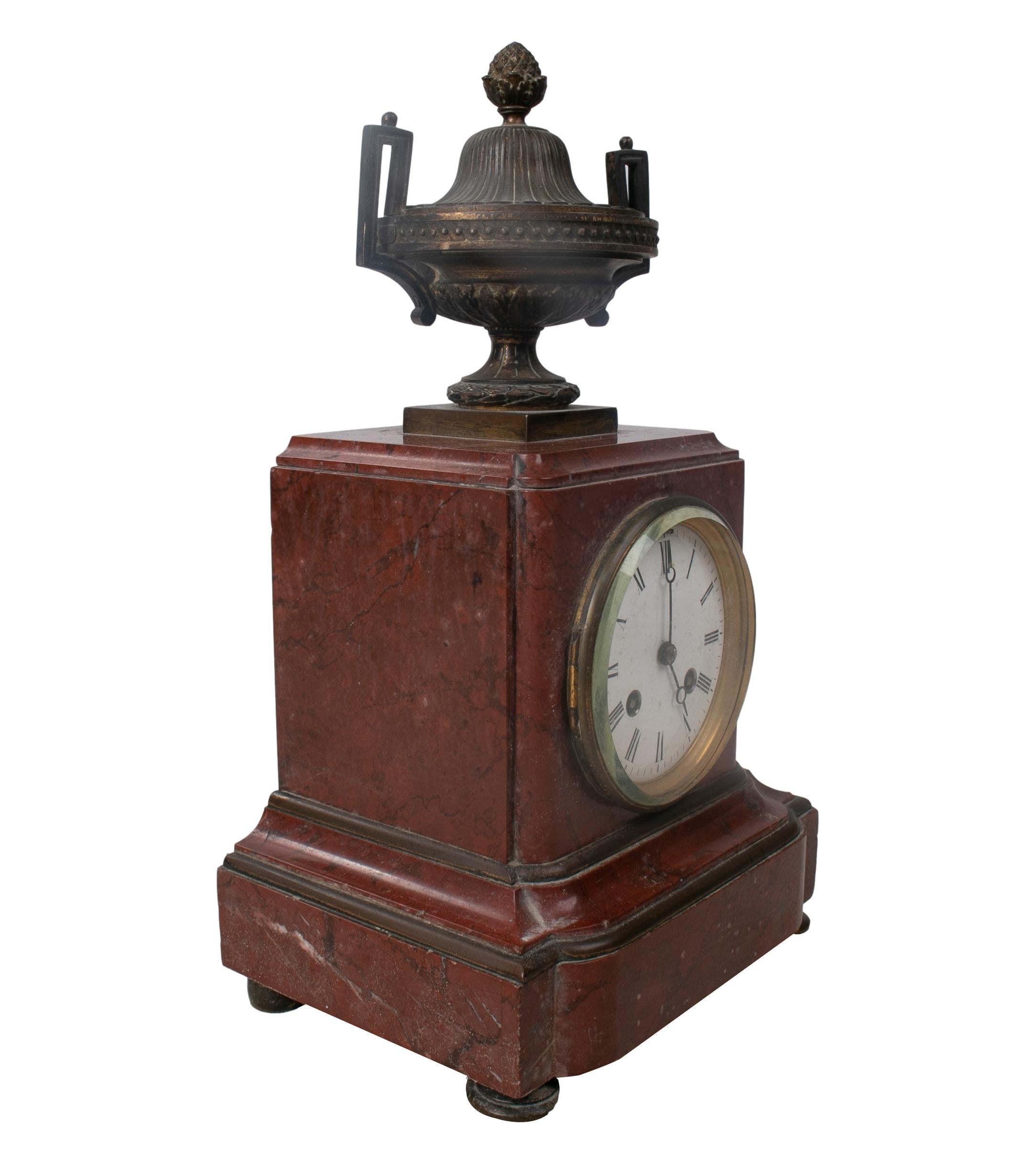 Français Horloge de table française du 19e siècle en bronze, urne et marbre en vente