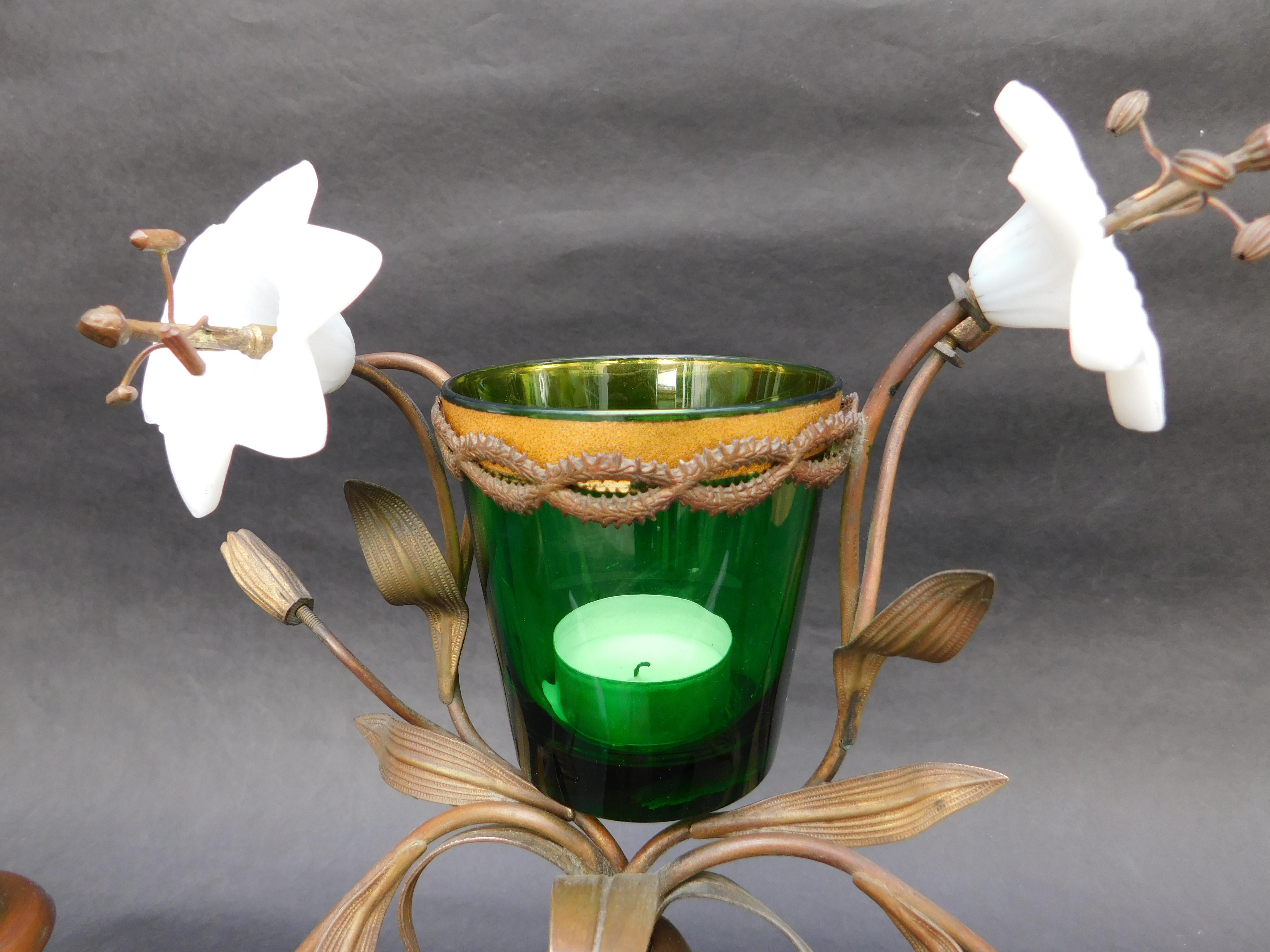 19th Century French Bronze Urn Shaped Candelabra with Opaline Glass Flowers In Good Condition For Sale In Antwerp, BE