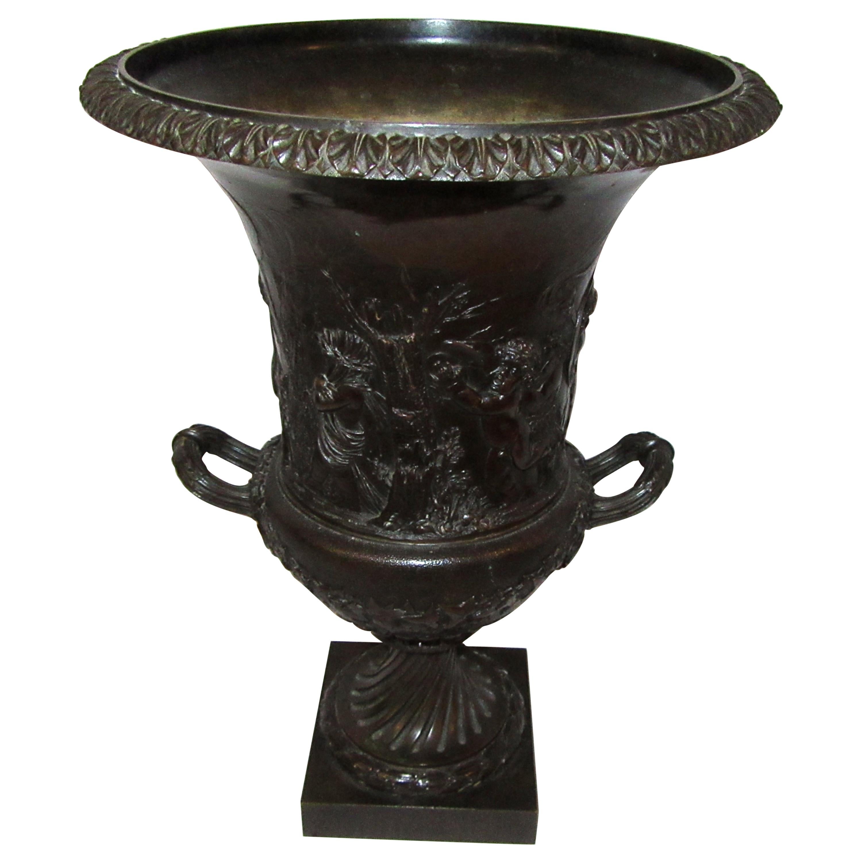 Urna de bronce francesa del siglo XIX con el sello "Clodion"