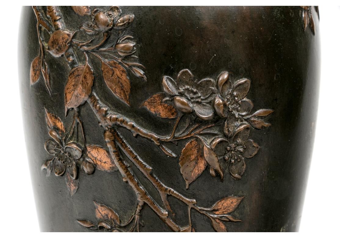 Vaso in bronzo francese del XIX secolo montato su un piatto in stile giapponese in vendita 4