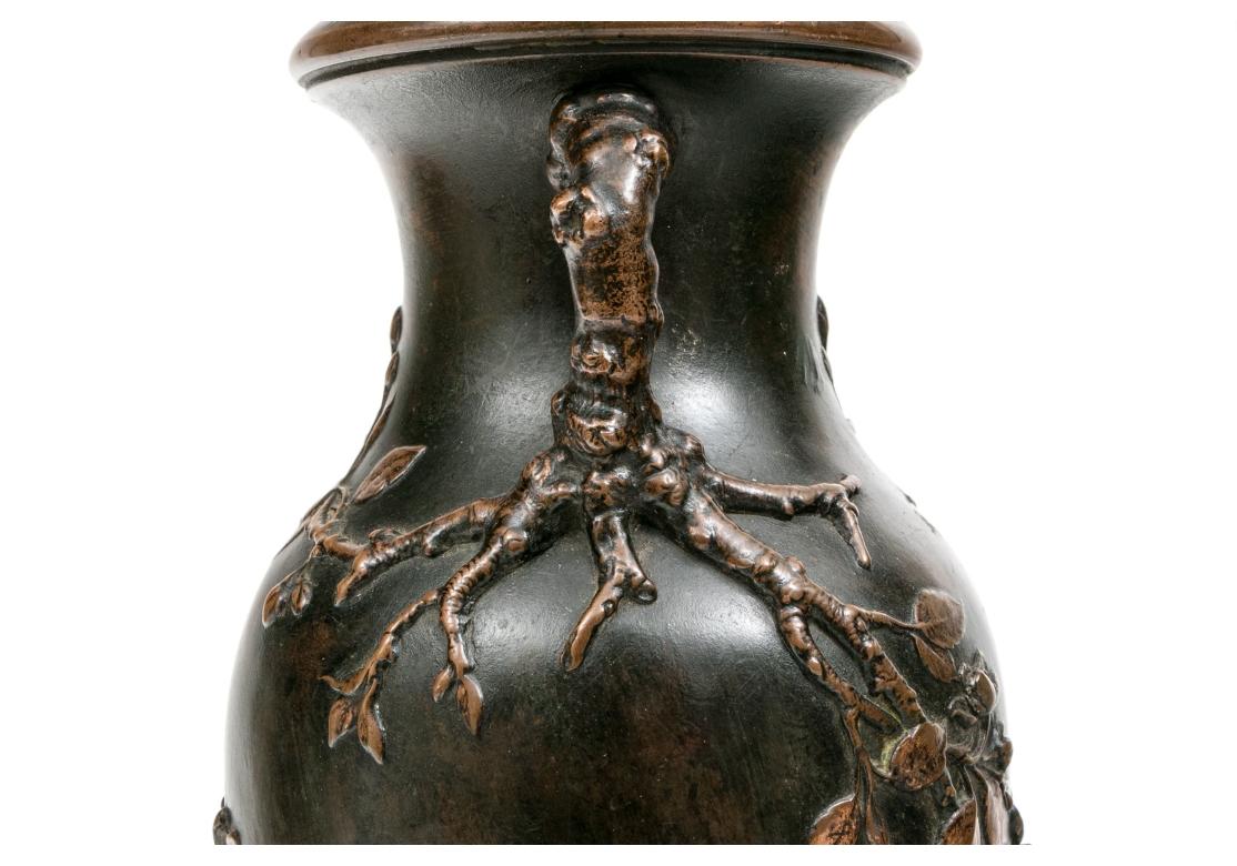 Giapponismo Vaso in bronzo francese del XIX secolo montato su un piatto in stile giapponese in vendita