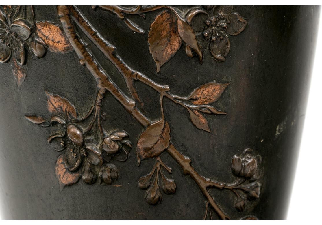Francese Vaso in bronzo francese del XIX secolo montato su un piatto in stile giapponese in vendita