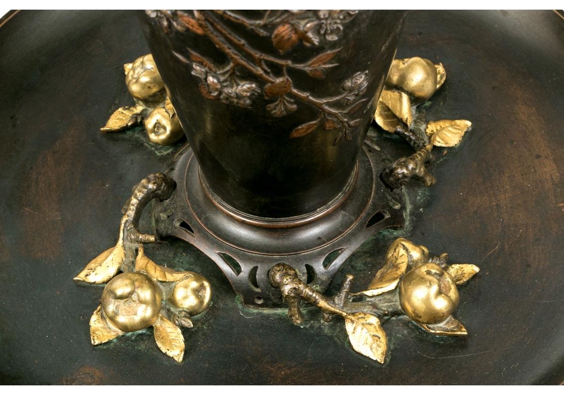 Bronzo Vaso in bronzo francese del XIX secolo montato su un piatto in stile giapponese in vendita