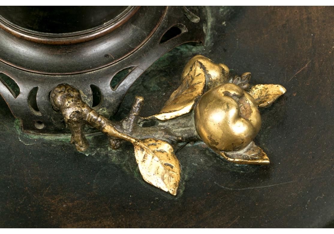 Vaso in bronzo francese del XIX secolo montato su un piatto in stile giapponese in vendita 1