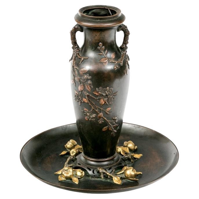 Vaso in bronzo francese del XIX secolo montato su un piatto in stile giapponese in vendita