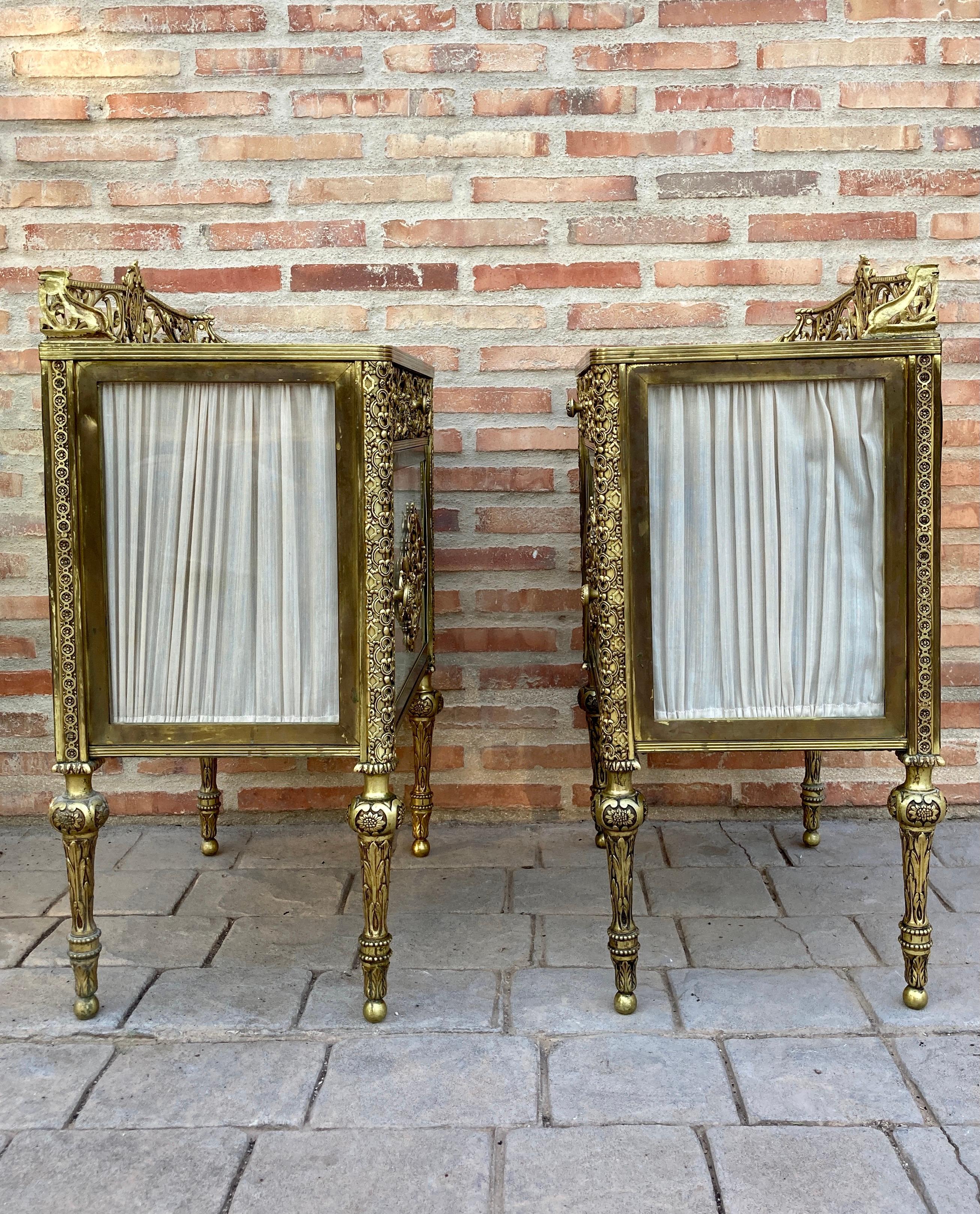 19th Century French Bronze Vitrine Nightstands with Glass Doors and Brass Drawer In Good Condition For Sale In Miami, FL