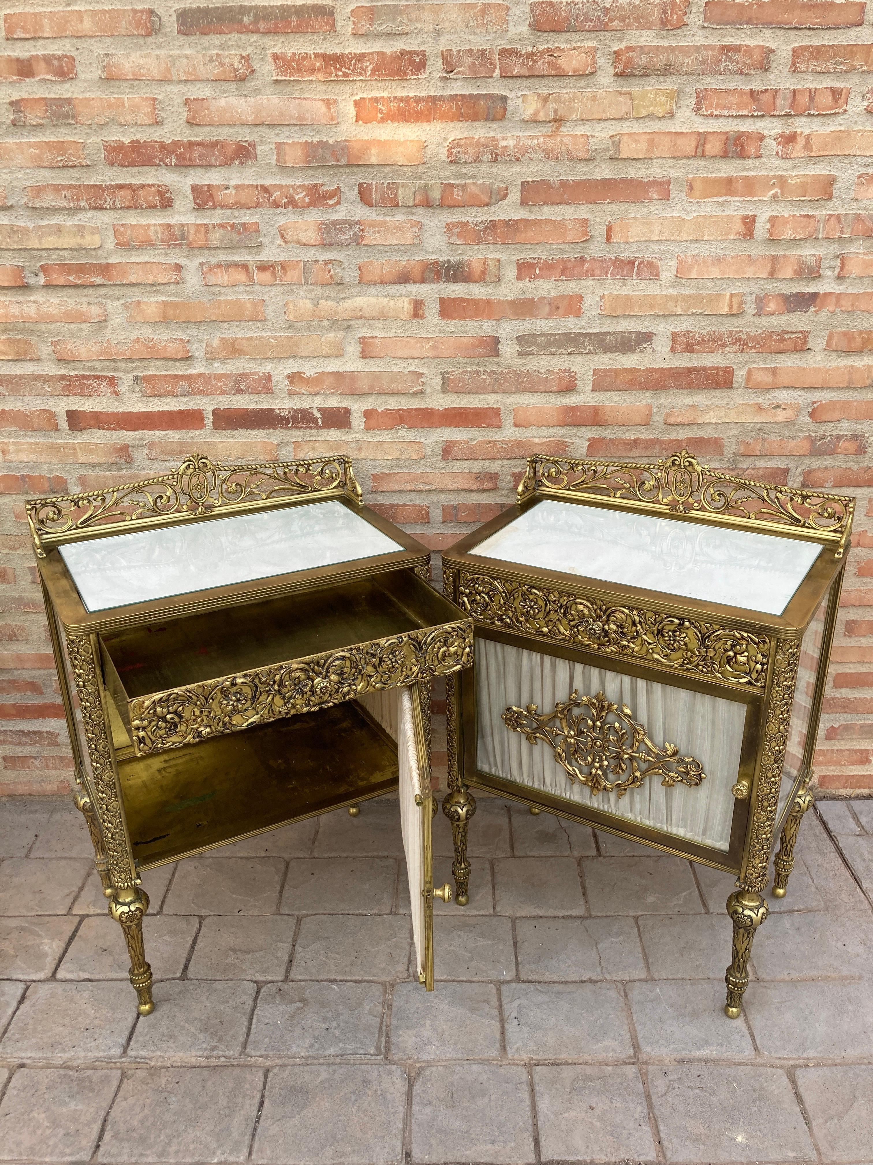 19th Century French Bronze Vitrine Nightstands with Glass Doors and Brass Drawer For Sale 2