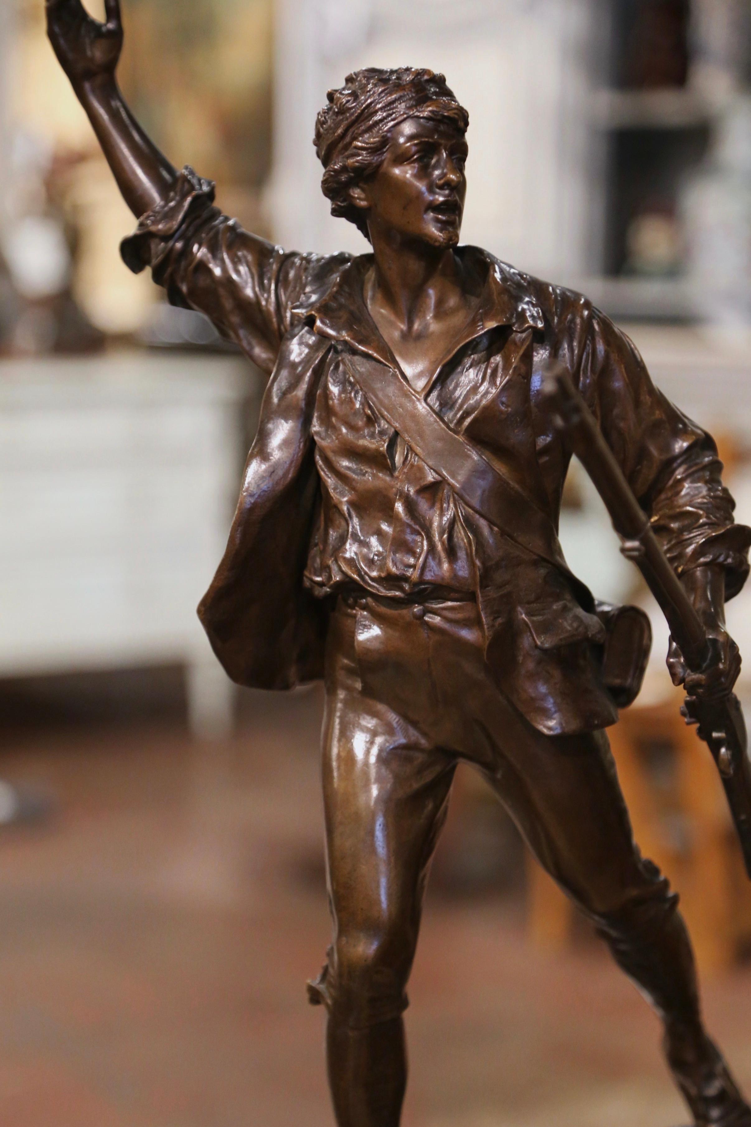 Décorez le bureau d'un homme, un bureau ou un cabinet de travail avec cette élégante figurine en bronze antique. Réalisée à la main en France vers 1880 et intitulée 